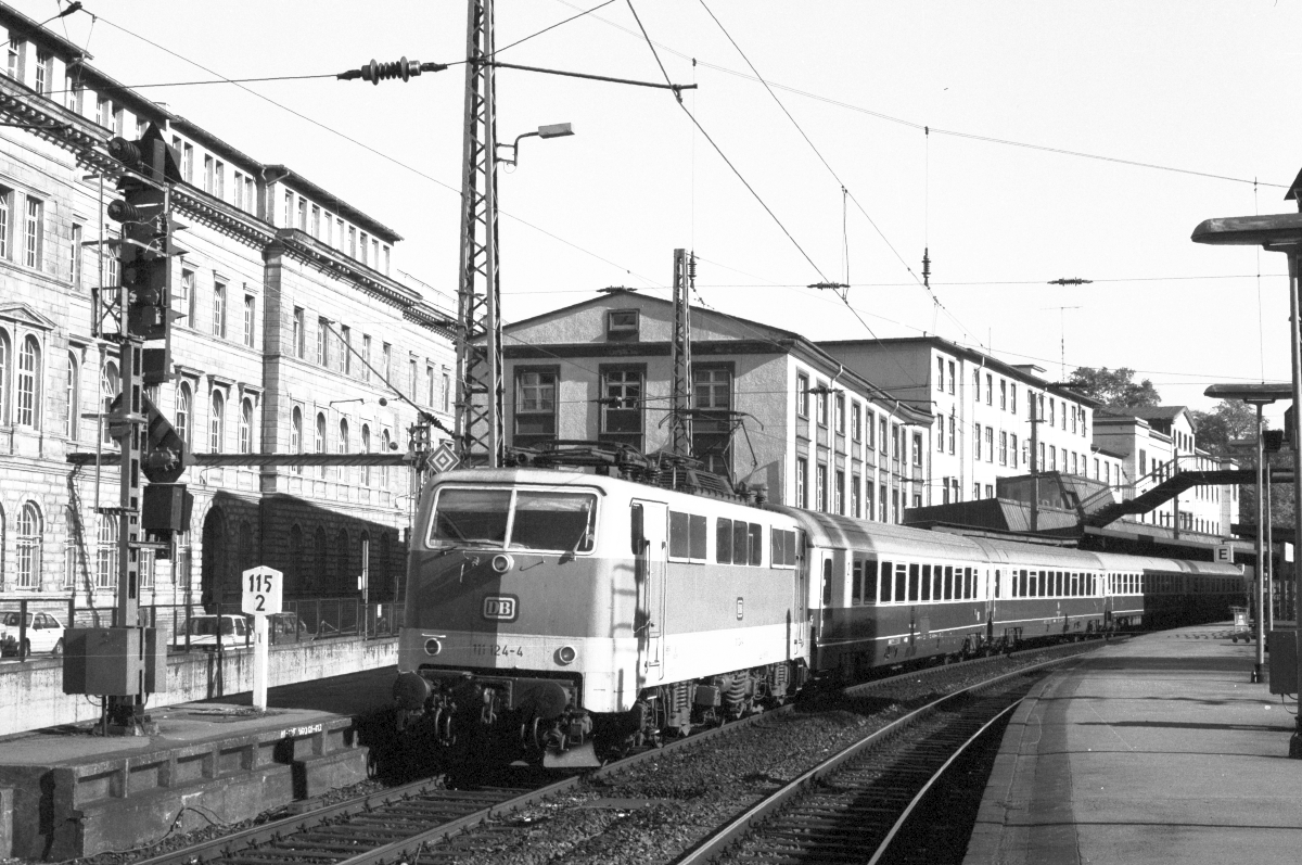 111 124 mit  Kurz-IC  Dortmund-Köln in Wuppertal-Elberfeld, 20.10.1985.