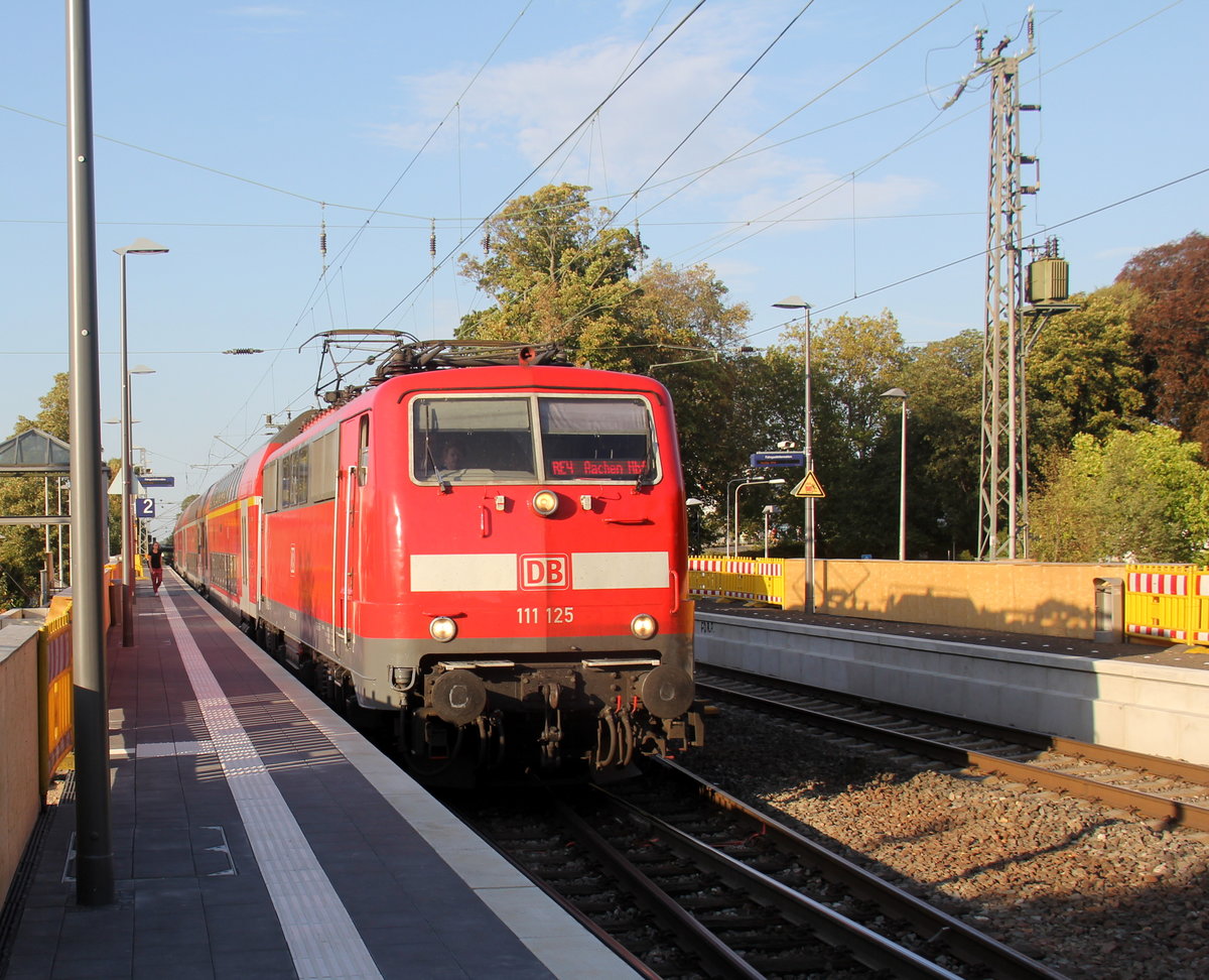 111 125-1 DB kommt die Kohlscheider-Rampe hoch aus Richtung Neuss,Herzogenrath mit einem RE4 Verstärkerzug aus Düsseldorf-Hbf nach Aachen-Hbf und hält in Kohlscheid und fährt dann weiter in Richtung Richterich,Laurensberg,Aachen-West,Aachen-Schanz,Aachen-Hbf. 
Aufgenommen vom Bahnsteig 2 in Kohlscheid. 
Bei Sommerwetter am 18.9.2018. 