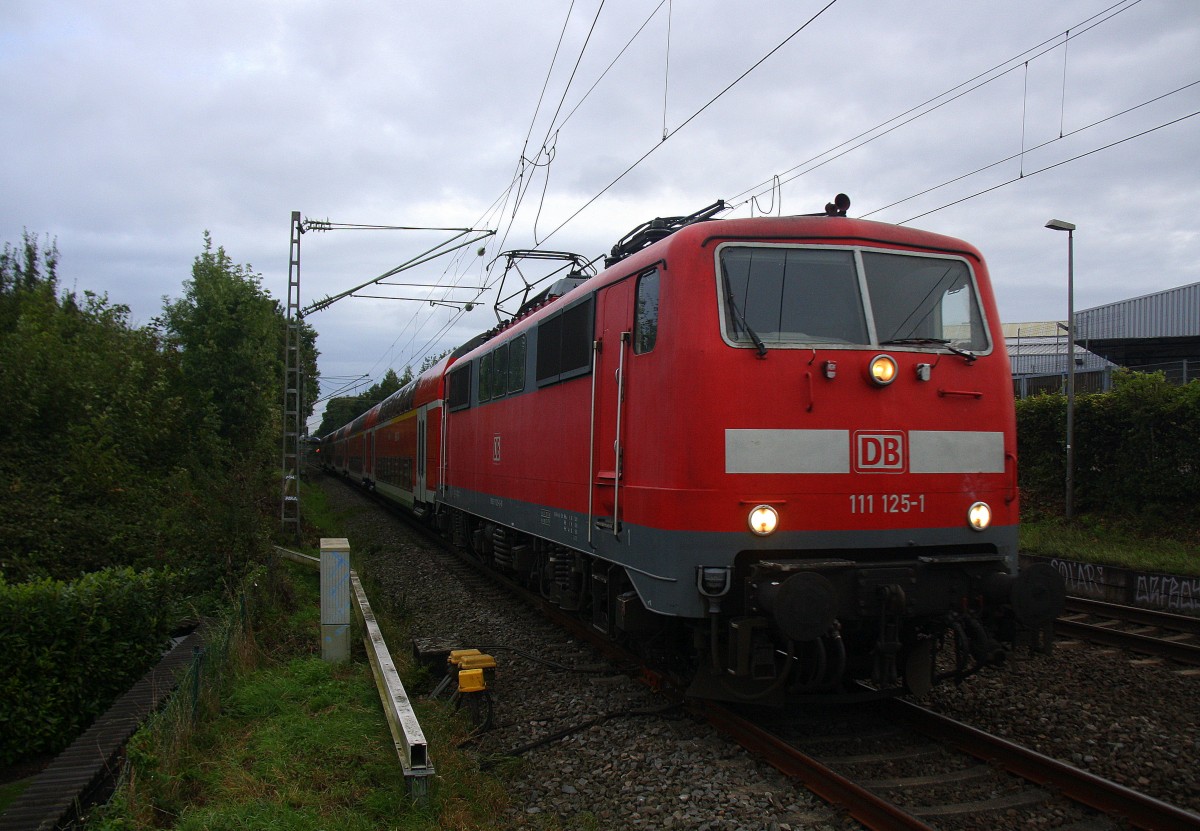 111 125-1 DB kommt die Kohlscheider-Rampe hoch aus Richtung Neuss,Herzogenrath mit dem RE4 aus Dortmund-Hbf nach Aachen-Hbf und fährt durch Kohlscheid in Richtung Richterich,Laurensberg,Aachen-West. 
Bei Sonne und Regenwolken am Morgen vom 15.9.2015.