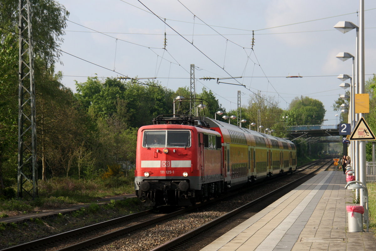111 125-1 DB kommt mit dem RE4 Verstärkerzug von Düsseldorf-Hbf nach Aachen-Hbf und kommt aus Richtung Neuss-Hbf,Mönchengladbach-Hbf,Rheydt-Hbf,Wickrath,Beckrath,Herrath,Erkelenz,Baal,Hückelhoven-Baal,Brachelen,Lindern,Süggerath,Geilenkirchen,Frelenberg,Zweibrüggen und hilt in Übach-Palenberg und fährt in Richtung Rimburg,Finkenrath,Hofstadt,Herzogenrath, Kohlscheid,Richterich,Laurensberg,Aachen-West,Aachen-Schanz,Aachen-Hbf. 
Aufgenommen von Bahnsteig 2 von Übach-Palenberg.
Bei Sonne und Wolken am Abend vom 8.5.2017.