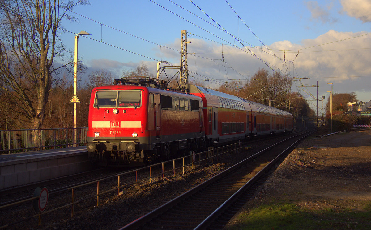 111 125 DB kommt die Kohlscheider-Rampe hoch aus Richtung Neuss,Herzogenrath mit dem RE4 aus Dortmund-Hbf nach Aachen-Hbf und fährt durch Kohlscheid in Richtung Richterich,Laurensberg,Aachen-West,Aachen-Schanz,Aachen-Hbf. 
Aufgenommen vom Bahnsteig 1 in Kohlscheid. 
Bei Sonnenschein am Kalten Nachmittag vom 9.1.2019.