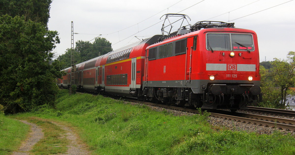 111 125 DB kommt die Kohlscheider-Rampe hoch aus Richtung Neuss,Herzogenrath mit dem RE4 aus Dortmund-Hbf nach Aachen-Hbf und fährt in Richtung Kohlscheid,Richterich,Laurensberg,Aachen-West,Aachen-Schanz,Aachen-Hbf. 
Aufgenommen von einem Weg in Herzogenrath im Wurmtal. 
Bei Wolken am Nachmittag vom 3.9.2019.