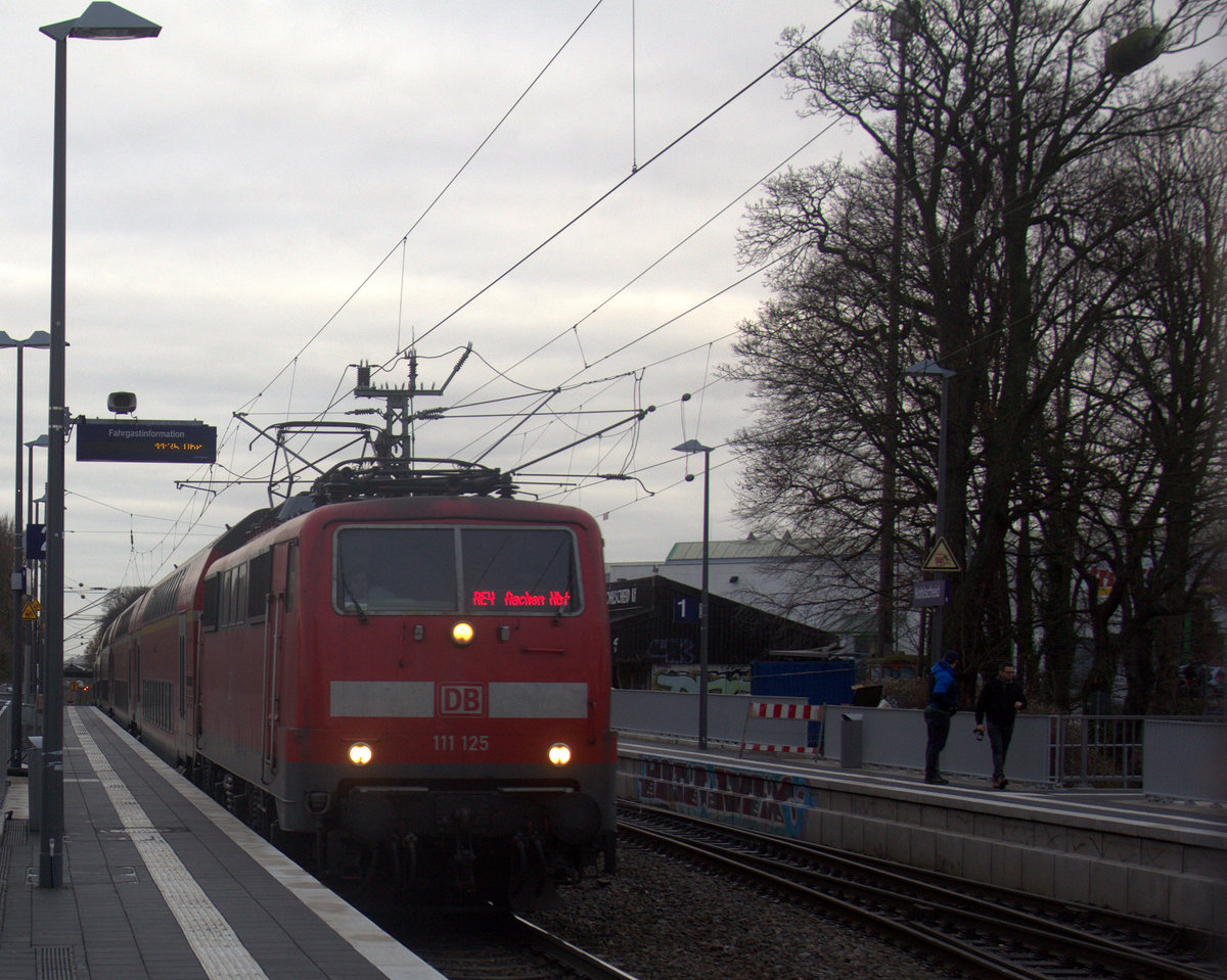 111 125 DB kommt die Kohlscheider-Rampe hoch aus Richtung Neuss,Herzogenrath mit dem RE4 aus Dortmund-Hbf nach Aachen-Hbf und fährt durch Kohlscheid in Richtung Richterich,Laurensberg,Aachen-West,Aachen-Schanz,Aachen-Hbf. 
Aufgenommen vom Bahnsteig 2 in Kohlscheid. 
Bei Wolken am Kalten Vormittag vom 7.12.2019.