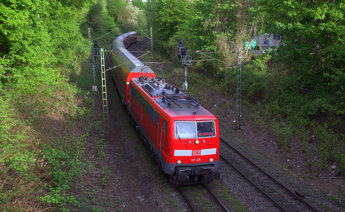 111 125 DB  kommt mit dem RE4 von Dortmund-HBf nach Aachen-Hbf und kommt aus Richtung Neuss-Hbf,Mönchengladbach-Hbf,Rheydt-Hbf,Wickrath,Beckrath,Herrath,Erkelenz,Baal,Hückelhoven-Baal,Brachelen,Lindern,Süggerrath,Geilenkirchen,Frelenberg,Zweibrüggen,Übach-Palenberg,Rimburg,Finkenrath,Hofstadt,Herzogenrath, Kohlscheid,Richterich,Laurensberg,Aachen-West,Aachen-Schanz und fährt in Richtung Aachen-Hbf. 
Aufgenommen von einer Brücke von der Weberstraße in Aachen. 
Bei schönem Sonnenschein am Morgen vom 24.4.2018.