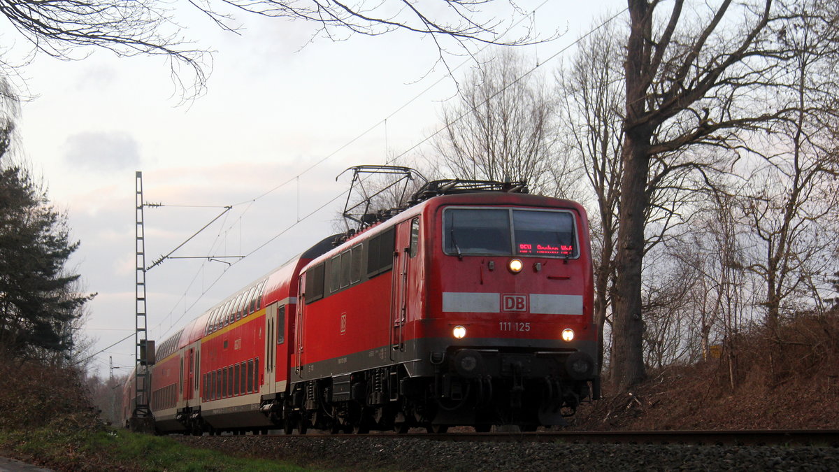 111 125 DB kommt mit dem RE4 aus Dortmund-Hbf nach Aachen-Hbf und kommt aus Richtung Rheydt,Wickrath,Beckrath,Herrath,Erkelenz,Baal,Hückelhoven-Baal,Brachelen,,Lindern,Süggerath,Geilenkirchen,Frelenberg,Zweibrüggen,Übach-Palenberg,Finkenrath,Hofstadt und kommt durch Herzogenrath,Worm in Richtung Herzogenrath,Kohlscheid,Richterich,Laurensberg,Aachen-West,Aachen-Schanz,Aachen-Hbf. Aufgenommen von der Grenzstraße in Herzogenrath,Worm. 
Bei Sonne und Regenwolken am Abend vom 28.2.2019.