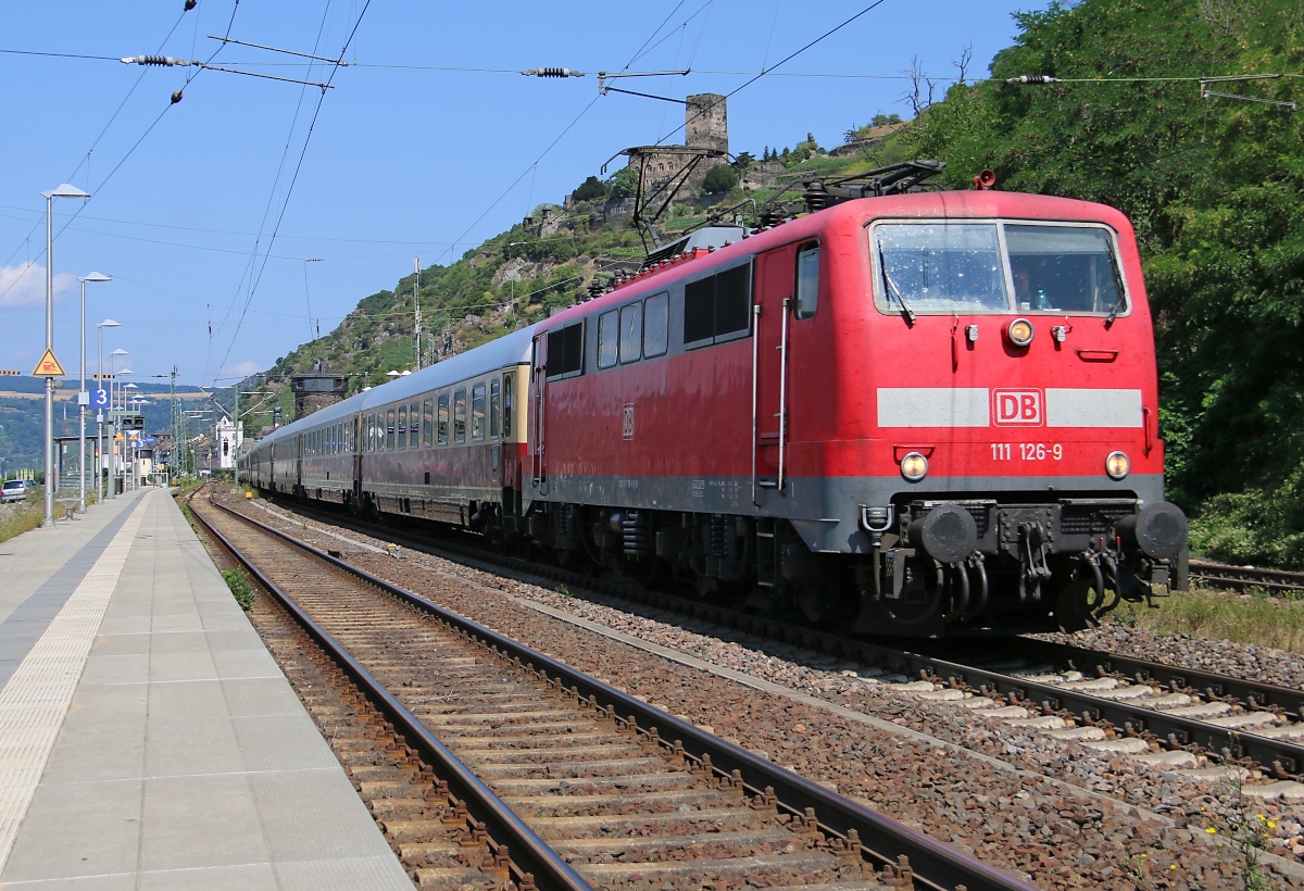 111 126-9 bespannte am 16.07.2015 den Rheingoldzug in Richtung Rüdesheim. Aufgenommen in Kaub am Rhein.