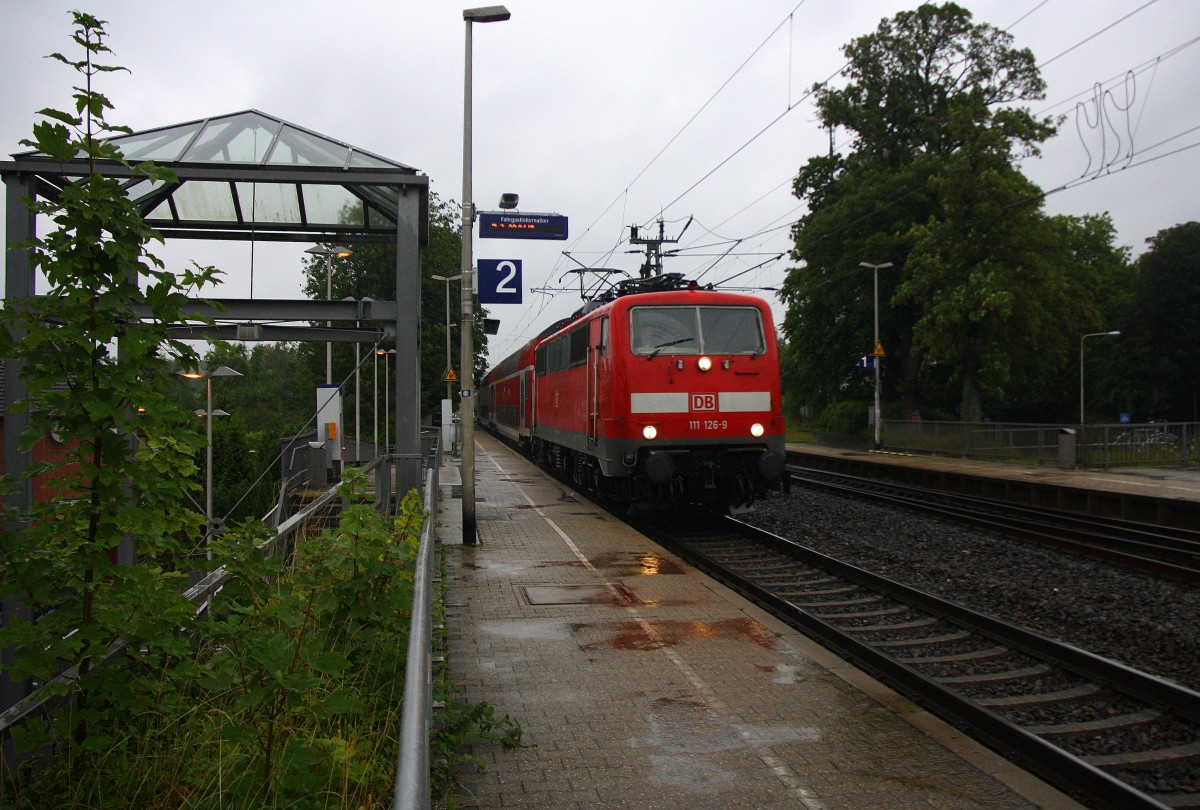 111 126-9 DB  kommt die Kohlscheider-Rampe hoch aus Richtung Neuss,Herzogenrath mit  einem RE4 aus Dortmund-Hbf-Aachen-Hbf und fährt durch Kohlscheid in Richtung Richterich,Laurensberg,Aachen-West.
Bei Regenwetter am Morgen vom 9.7.2014. 