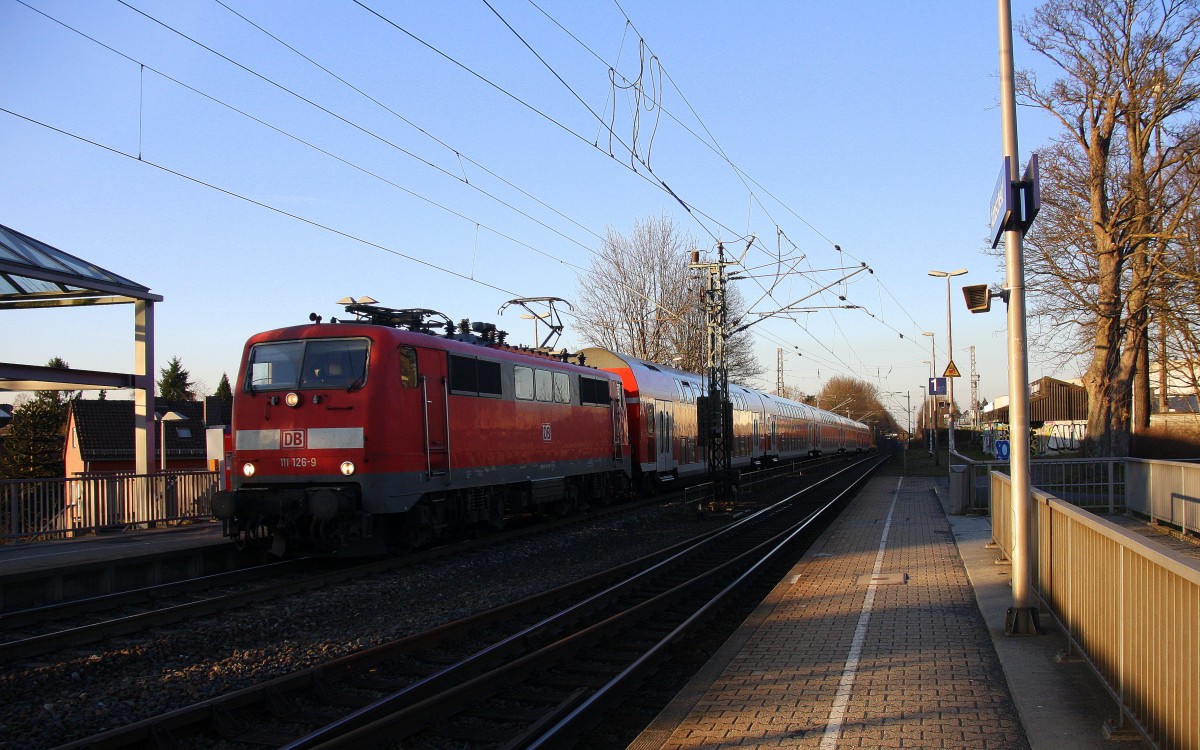 111 126-9 DB kommt die Kohlscheider-Rampe hoch aus Richtung Neuss,Herzogenrath mit einem RE4 aus Dortmund-Hbf nach Aachen-Hbf und fährt durch Kohlscheid in Richtung Richterich,Laurensberg,Aachen-West. 
 Bei schönem Sonnenschein am Nachmittag vom 11.3.2015.