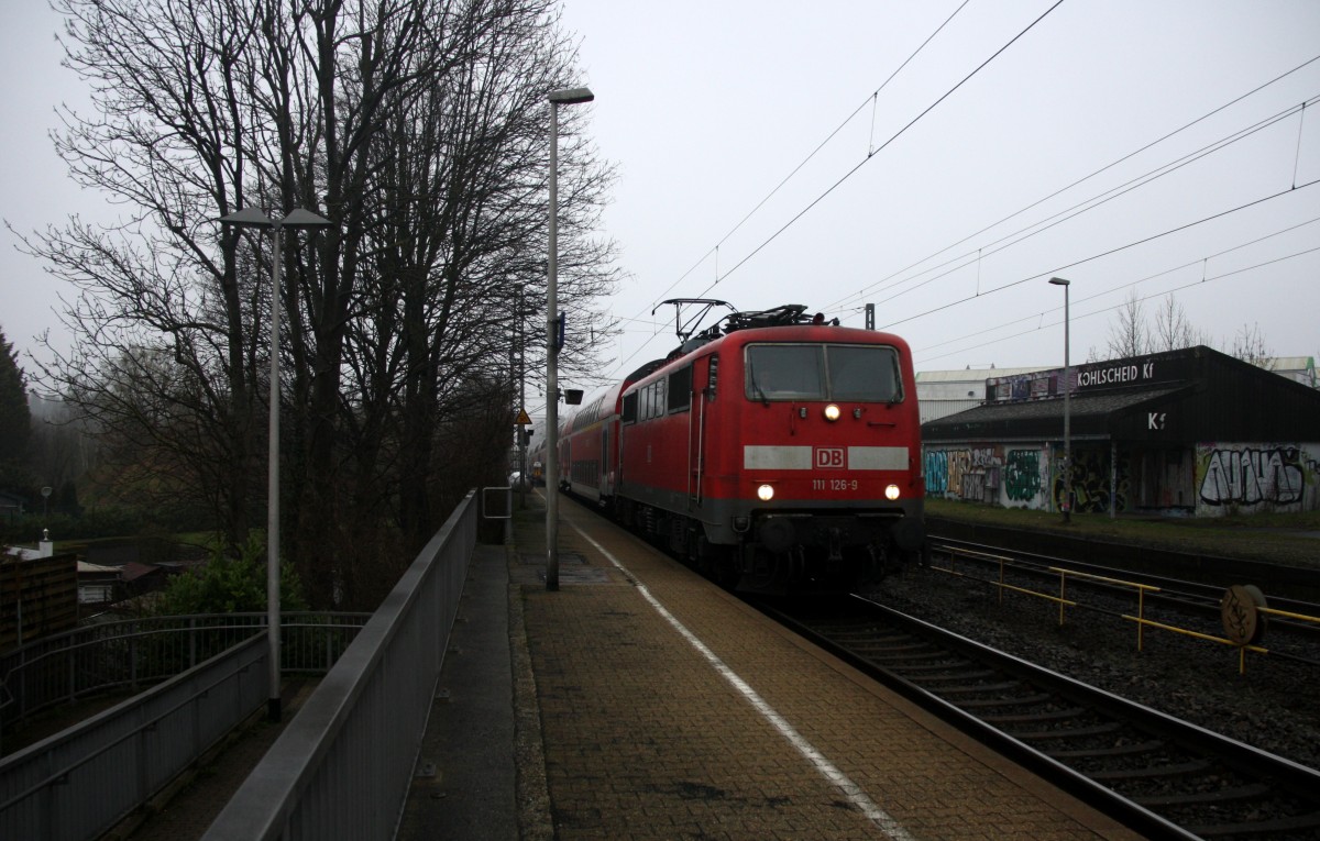 111 126-9 DB kommt die Kohlscheider-Rampe hoch aus Richtung Neuss,Herzogenrath mit einem RE4 aus Dortmund-Hbf nach Aachen-Hbf und fährt durch Kohlscheid in Richtung Richterich,Laurensberg,Aachen-West. 
Bei Regenwolken am Morgen vom 25.3.2015.