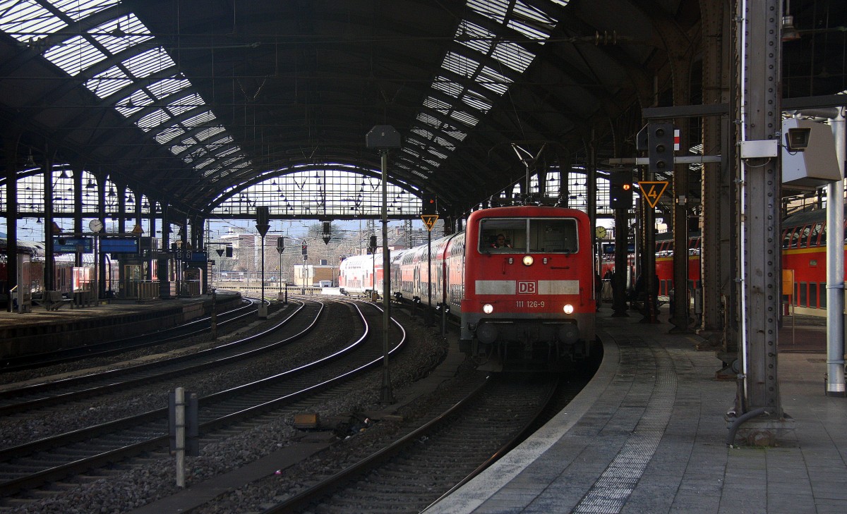 111 126-9 DB kommt mit dem RE4 und fährt in Aachen-Hbf ein bei schönem Winterwetter am Nachmittag vom 31.1.2015.