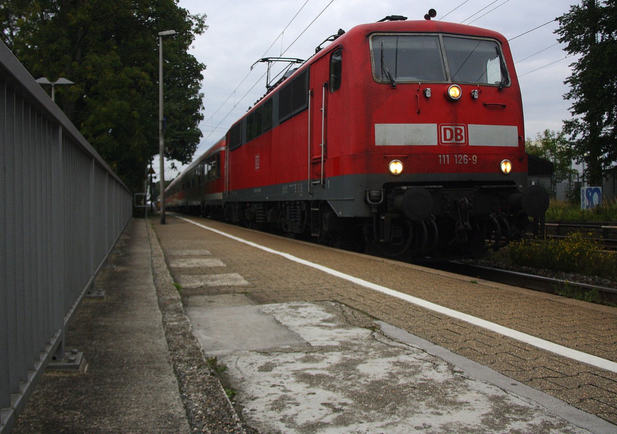 111 126-9 kommt die Kohlscheider-Rampe hoch aus Richtung Neuss,Herzogenrath mit einem RE4 Verstärkerzug von Düsseldorf-Hbf nach Aachen-Hbf und hält in Kohlscheid und fährt in Richtung Richterich,Laurensberg,Aachen-West. 
Bei  Wolken am 21.9.2015.