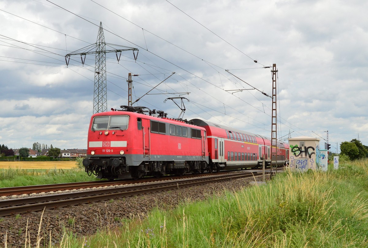 111 126-9 mit einem Dostockzug der RE4 nach Achen am BÜ Am Chur/In der Schley am Sonntagmittag. 6.7.2014