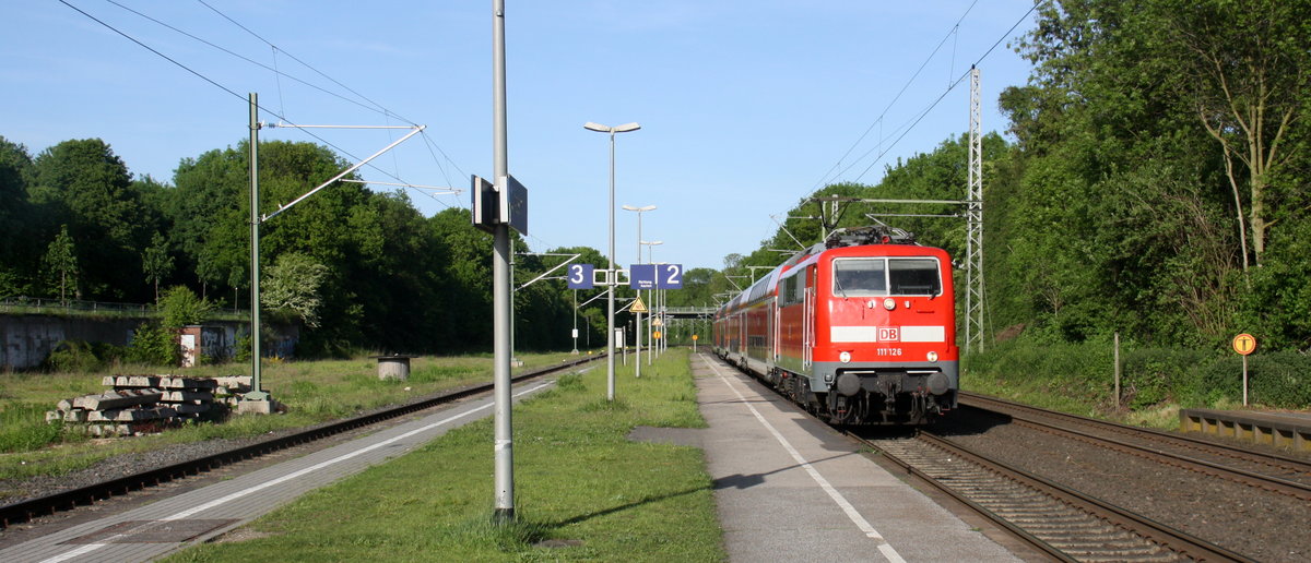 111 126 DB kommt mit einem RE4 Verstärkerzug von Düsseldorf-Hbf nach Aachen-Hbf und kommt aus Richtung Neuss-Hbf,Mönchengladbach-Hbf,Rheydt-Hbf,Wickrath,Beckrath,Herrath,Erkelenz,Baal,Hückelhoven-Baal,Brachelen und fährt in Lindern ein und fährt dann weiter in Richtung Süggerath,Geilenkirchen,Frelenberg,Zweibrüggen,Übach-Palenberg,Rimburg,Finkenrath,Hofstadt,Herzogenrath, Kohlscheid,Richterich,Laurensberg,Aachen-West,Aachen-Schanz,Aachen-Hbf. Aufgenommen vom Bahnsteig 2 in Lindern. Bei schönem Sonnenschein am 15.5.2017.