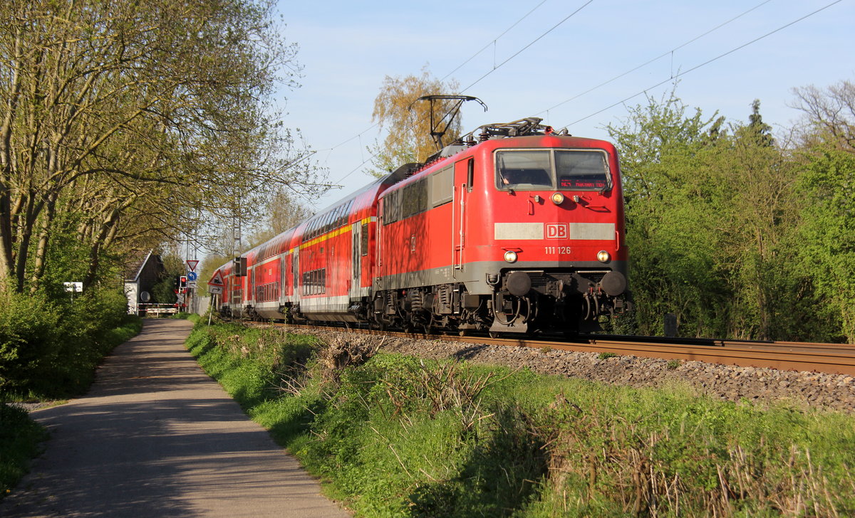 111 126  DB kommt mit einem RE4 Verstärkerzug von Düsseldorf-Hbf nach Aachen-Hbf und kommt aus Richtung Neuss-Hbf,Mönchengladbach-Hbf,Rheydt-Hbf,Wickrath,Beckrath,Herrath,Erkelenz,Baal,Hückelhoven-Baal,Brachelen,Lindern,Süggerath,Geilenkirchen,Frelenberg,Zweibrüggen und wird gleich in Übach-Palenberg halten und fährt dann weiter in Richtung Rimburg,Finkenrath,Hofstadt,Herzogenrath, Kohlscheid,Richterich,Laurensberg,Aachen-West,Aachen-Schanz,Aachen-Hbf. 
Aufgenommen Zwischen Übach-Palenberg und Zweibrüggen. 
Bei Sommerwetter am 19 April 2018. 
Aufgenommen am Nachmittag vom 19.4.2018.