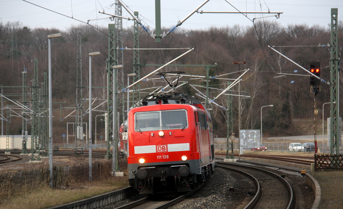 111 126 DB ommt mit dem RE4 von Dortmund-Hbf nach Aachen-Hbf und kommt aus Richtung Neuss-Hbf,Mönchengladbach-Hbf,Rheydt-Hbf,Wickrath,Beckrath,Herrath,Erkelenz,Baal,Hückelhoven-Baal,Brachelen,Lindern,Süggerrath,Geilenkirchen,Frelenberg,Zweibrüggen,Übach-Palenberg,Rimburg,Finkenrath,Hofstadt und fährt in Herzogenrath ein und hält in Herzogenrath und fährt dann weiter in Richtung Kohlscheid,Richterich,Laurensberg,Aachen-West,Aachen-Schanz,Aachen-Hbf. 
Aufgenommen am Bahnhof von Herzogenrath.
Bei Sonne und Wolken am Kalten Nachmittag vom 2.3.2017. 