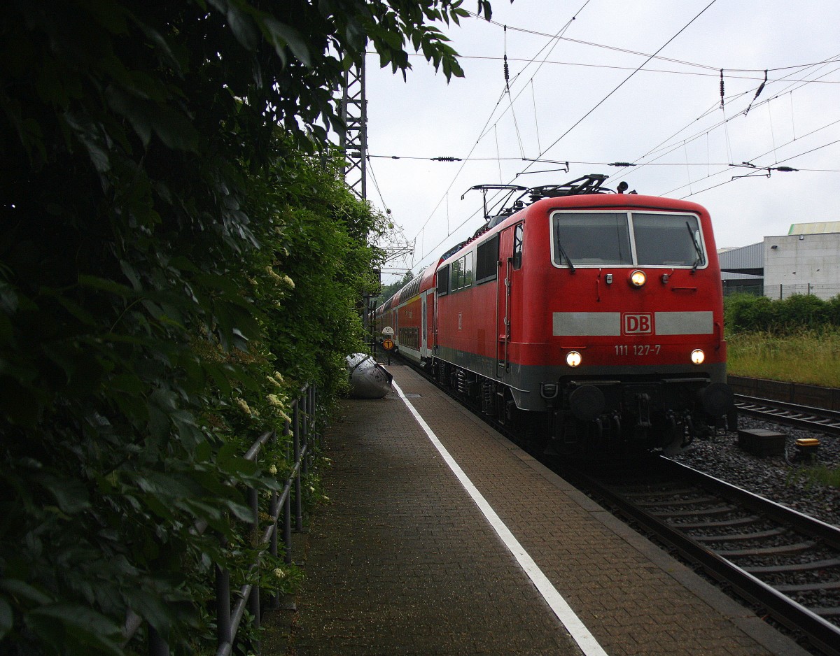 111 127-7 DB kommt die Kohlscheider-Rampe hoch aus Richtung Neuss,Herzogenrath mit einem RE4 aus Dortmund-Hbf nach Aachen-Hbf und fährt durch Kohlscheid in Richtung Richterich,Laurensberg,Aachen-West.
Bei Regenwetter am Morgen vom 18.6.2015.