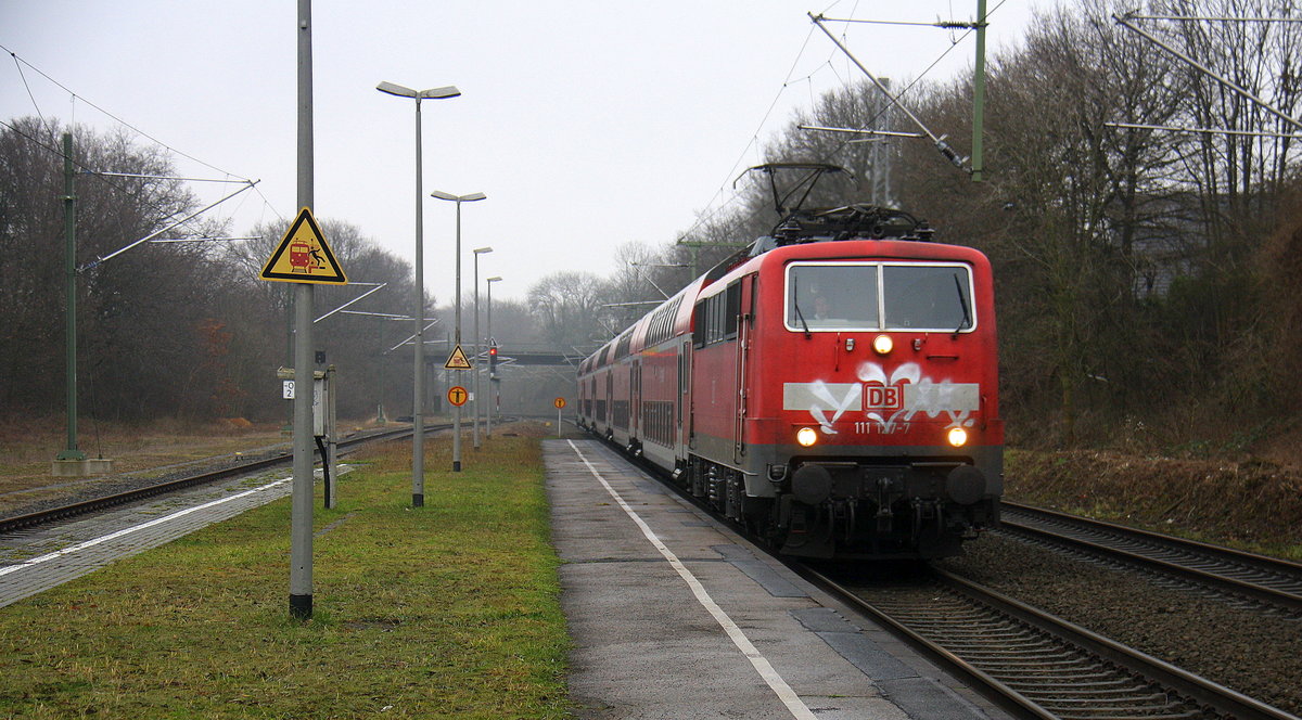 111 127-7 DB kommt mit dem RE4 von Dortmund-HBf nach Aachen-Hbf und kommt aus Richtung Neuss-Hbf,Mönchengladbach-Hbf,Rheydt-Hbf,Wickrath,Beckrath,Herrath,Erkelenz,Baal,Hückelhoven-Baal,Brachelen und fährt in Lindern ein und fährt dann weiter in Richtung Süggerrath,Geilenkirchen,Frelenberg,Zweibrüggen,Übach-Palenberg,Rimburg,Finkenrath,Hofstadt,Herzogenrath, Kohlscheid,Richterich,Laurensberg,Aachen-West,Aachen-Schanz,Aachen-Hbf. 
Aufgenommen vom Bahnsteig 2 in Lindern.
Bei Regenwetter am Kalten Mittag vom 18.12.2016.