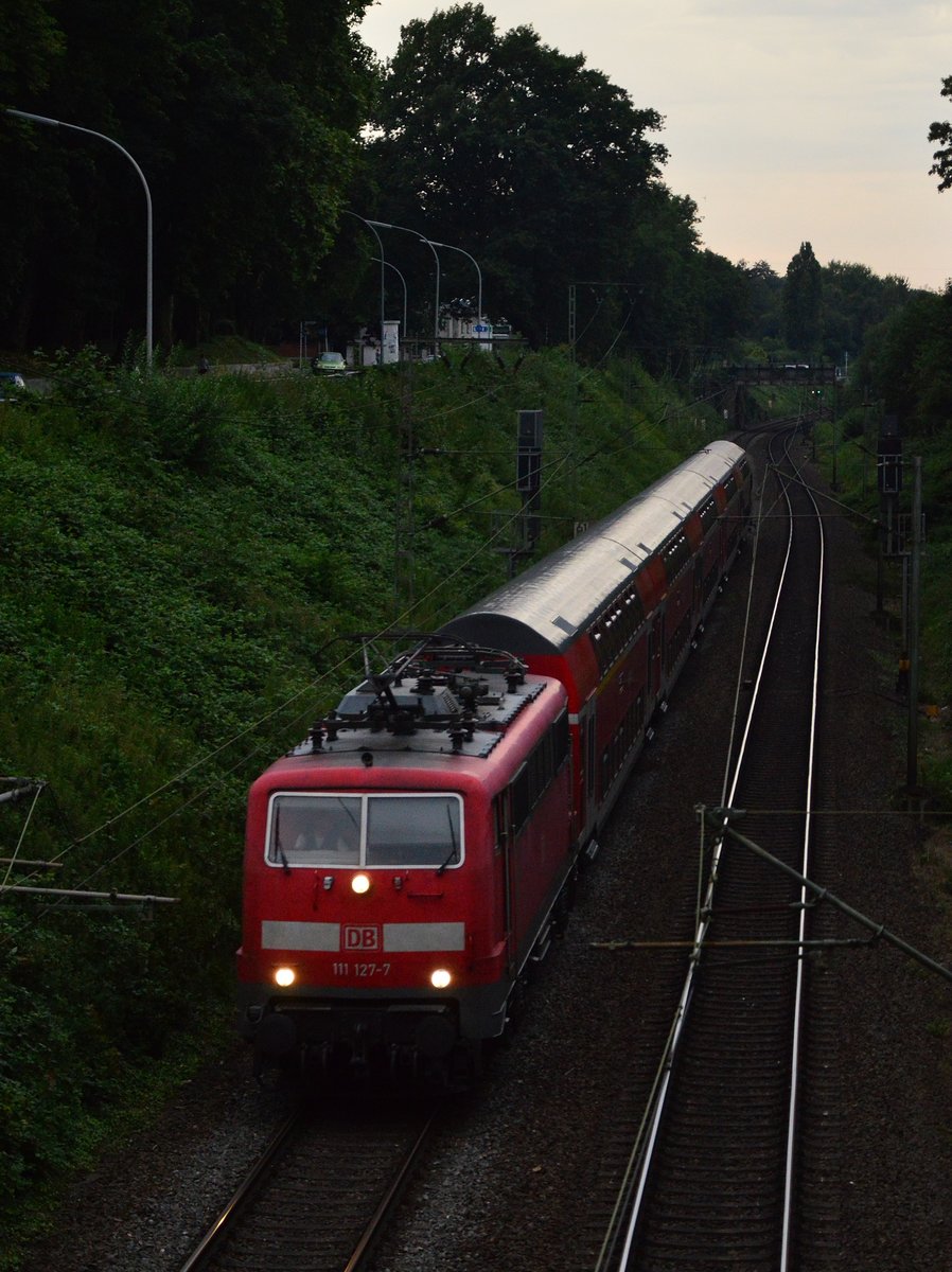 111 127-7 kommt an der Hohlstraße mit einem RE4 aus Mönchengladbach in Richtung Rheydt Hbf gefahren. Mittwochabend 20.7.2016