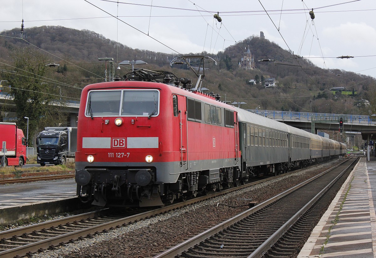 111 127-7 mit einem Flüchtlingsonderzug am 09.02.2016 in Königswinter.