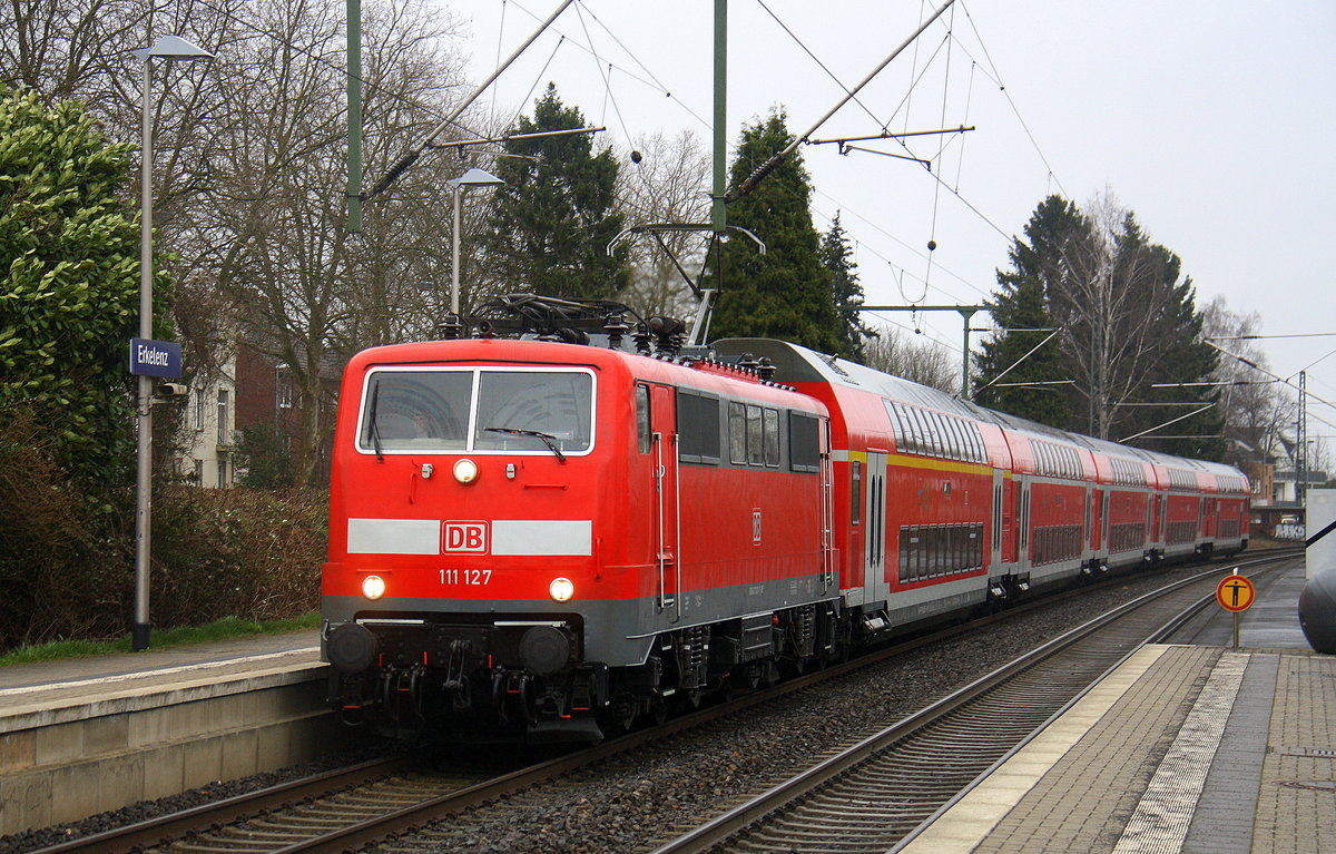111 127 DB kommt mit dem RE4 von Dortmund-HBf nach Aachen-Hbf und kommt aus Richtung Neuss-Hbf,Mönchengladbach-Hbf,Rheydt-Hbf,Wickrath,Beckrath,Herrath und fährt in Erkelenz ein und fährt dann weiter in Richtung Baal,Hückelhoven-Baal,Brachelen,Lindern,Süggerrath,Geilenkirchen,Frelenberg,Zweibrüggen,Übach-Palenberg,Rimburg,Finkenrath,Hofstadt,Herzogenrath, Kohlscheid,Richterich,Laurensberg,Aachen-West,Aachen-Schanz,Aachen-Hbf. Aufgenommen vom Bahnsteig 2 in Erkelenz.
Bei Regenwetter am Nachmittag vom 5.3.2017.