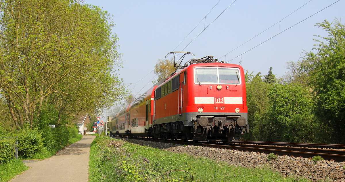 111 127 DB  kommt mit dem RE4 von Dortmund-HBf nach Aachen-Hbf und kommt aus Richtung Rheydt,Wickrath,Beckrath,Herrath,Erkelenz,Baal,Hückelhoven-Baal,Brachelen,,Lindern,Süggerath,Geilenkirchen,Frelenberg,Zweibrüggen und wird gleich in Übach-Palenberg halten und fährt dann weiter in Richtung Rimburg,Finkenrath,Hofstadt,Herzogenrath, Kohlscheid,Richterich,Laurensberg,Aachen-West,Aachen-Schanz,Aachen-Hbf. 
Aufgenommen Zwischen Übach-Palenberg und Zweibrüggen. 
Bei Sommerwetter am 21 April 2018. 
Aufgenommen am Mittag vom 21.4.2018.