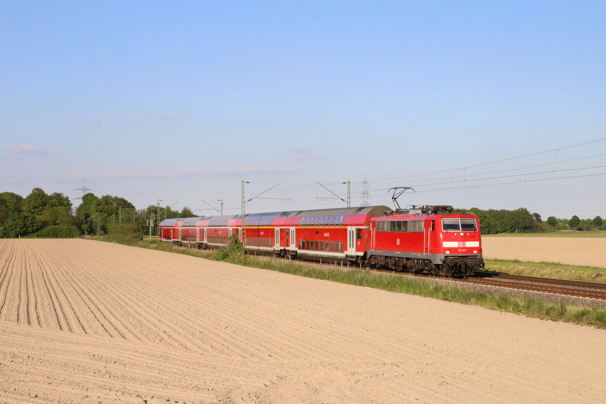 111 127 der Deutschen Bahn AG war am 05. Mai 2020 mit dem Regionalexpress 10456 von Düsseldorf Hauptbahnhof über Krefeld Hauptbahnhof und Viersen nach Aachen Hauptbahnhof unterwegs, hier zwischen den Haltepunkten Forsthaus und Anrath.