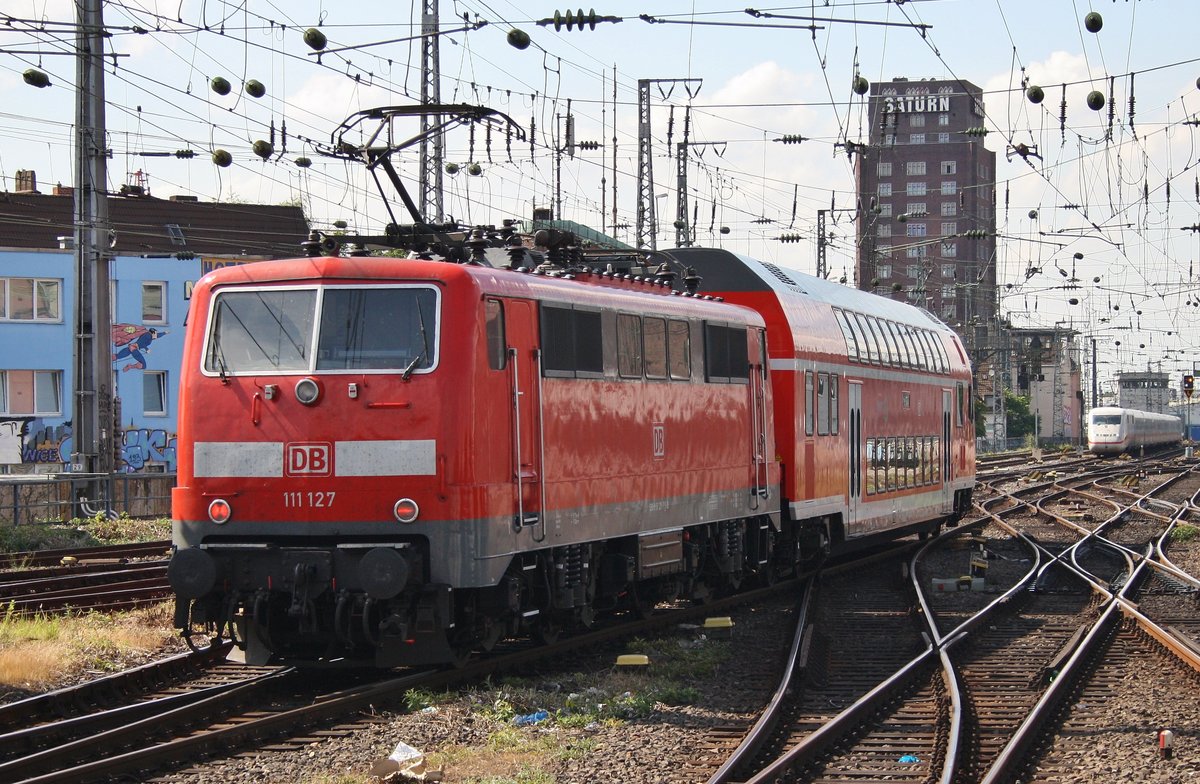 111 127 durchfährt am 4.7.2017 mit einem Dosto-Steuerwagen den Kölner Hauptbahnhof in Richtung Westen.