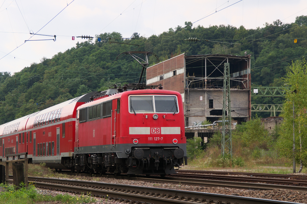 111 127 schiebt den RE Mannheim - Saarbrcken - Trier durch Luisenthal.
Als Berufsverkehrverstrker hlt der RE im Saarland an vielen kleineren Bahnhfen, Luisenthal ist aber nicht dabei!
27.08.2013 Bahnstrecke 3230 Saarbrcken - Karthaus.
Im Hintergrund der Rest der Kohleaufbereitungsanlage der Grube Luisenthal.