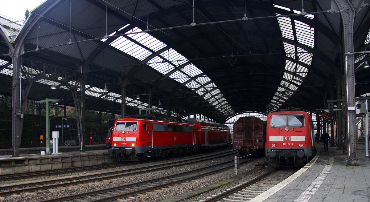 111 128 DB fährt mit dem RE1 von Aachen-Hbf nach Hamm-Westfalen bei der Abfahrt von Aachen-Hbf und fährt in Richtung Aachen-Rothe-Erde,Eilendorf,Stolberg-Hbf(Rheinland)Köln.
Aufgenommen vom Bahnsteig 2 vom Aachen-Hbf bei Regenwolken am Nachmittag vom 15.3.2015.