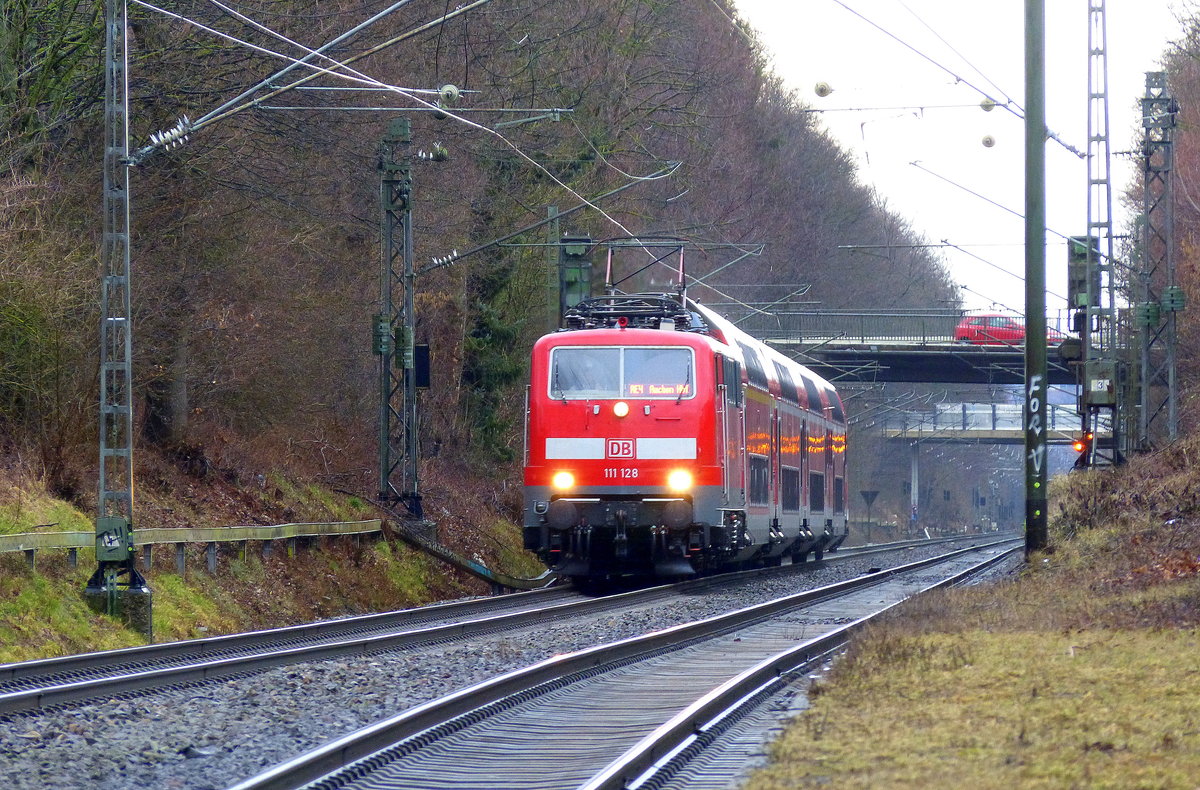 111 128 DB kommt die Kohlscheider-Rampe hoch aus Richtung Neuss,Herzogenrath mit einem RE4 Verstärkerzug aus Düsseldorf-Hbf nach Aachen-Hbf und hält in Kohlscheid und fährt dann weiter in Richtung Richterich,Laurensberg,Aachen-West,Aachen-Schanz,Aachen-Hbf. 
Aufgenommen vom Bahnsteig 1 in Kohlscheid. 
Bei Regenwetter am Kalten Nachmittag vom 8.3.2018.