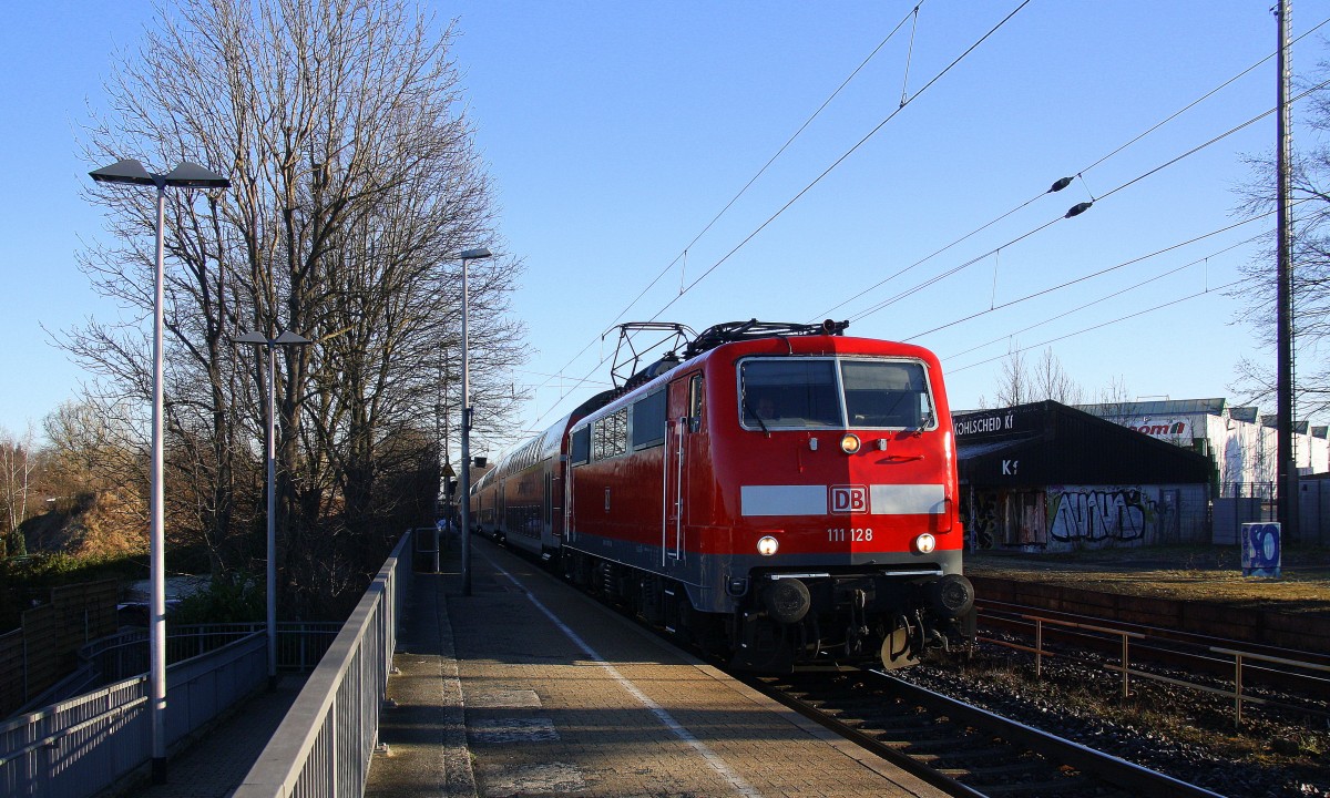111 128 DB  kommt die Kohlscheider-Rampe hoch aus Richtung Neuss,Herzogenrath mit dem RE4 aus Dortmund-Hbf nach Aachen-Hbf und fährt durch Kohlscheid in Richtung Richterich,Laurensberg,Aachen-West bei schönem Sonnenschein am Morgen vom 12.3.2015.