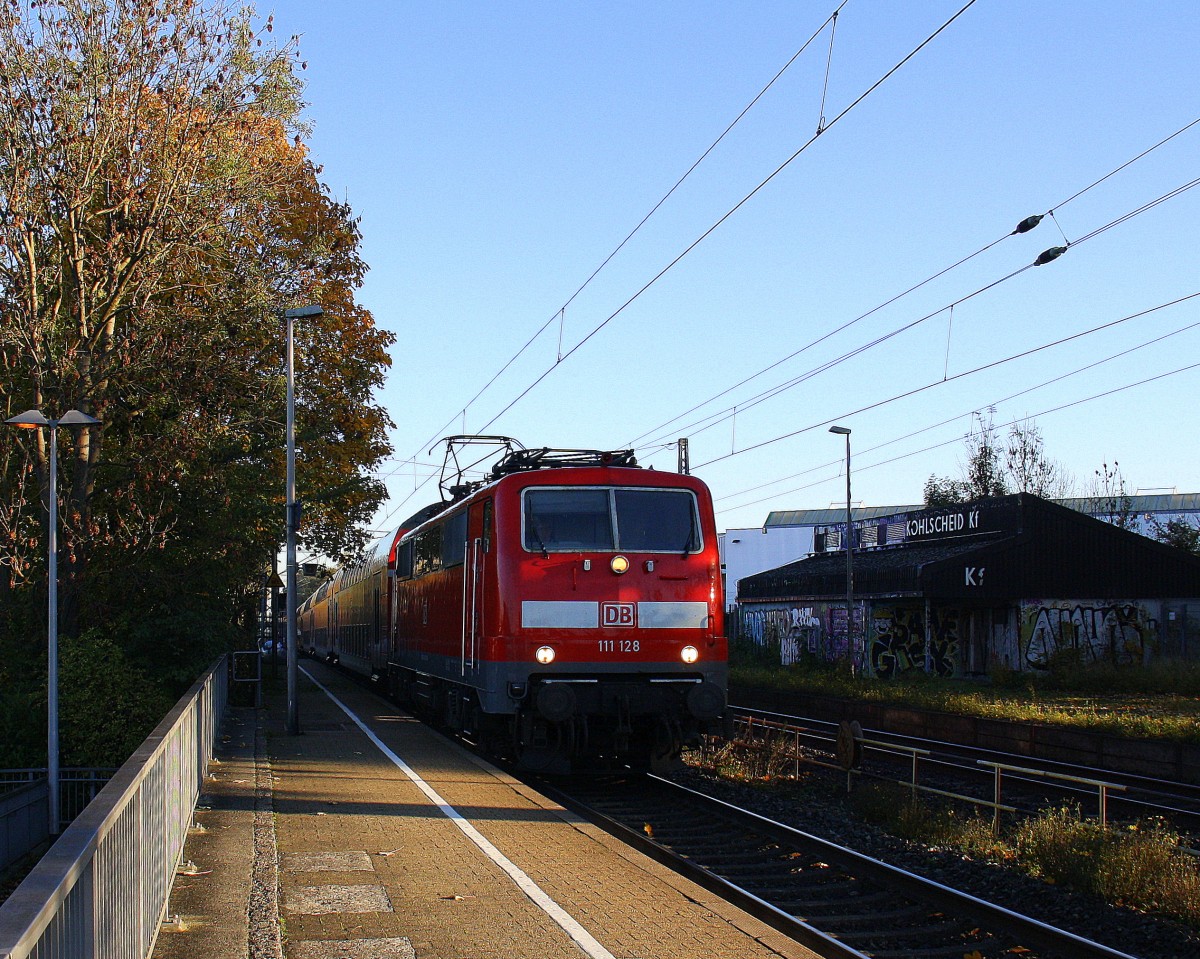 111 128 DB kommt die Kohlscheider-Rampe hoch aus Richtung Neuss,Herzogenrath mit dem RE4 aus Dortmund-Hbf nach Aachen-Hbf und fährt durch Kohlscheid in Richtung Richterich,Laurensberg,Aachen-West. Bei schönem Herbstwetter am Morgen vom 27.10.2015.