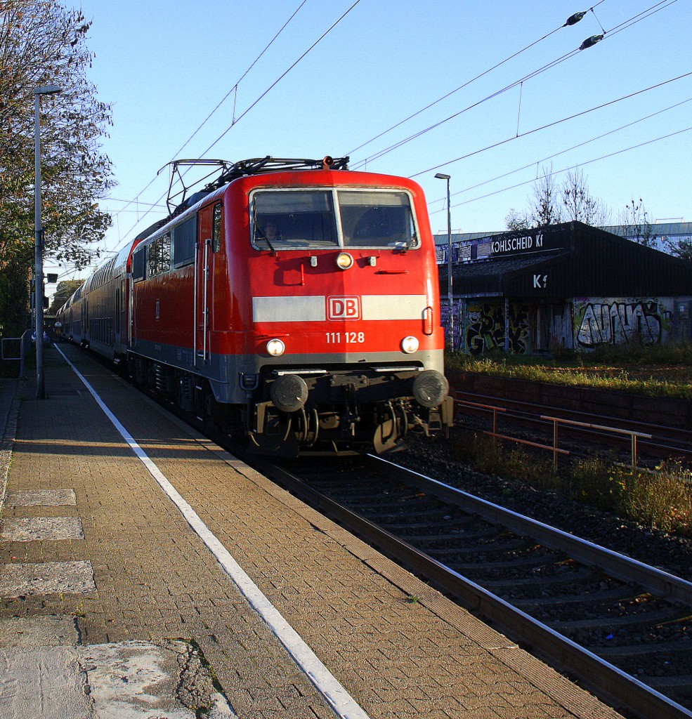 111 128 DB kommt die Kohlscheider-Rampe hoch aus Richtung Neuss,Herzogenrath mit dem RE4 aus Dortmund-Hbf nach Aachen-Hbf und fährt durch Kohlscheid in Richtung Richterich,Laurensberg,Aachen-West. 
Bei schönem Herbstwetter am Morgen vom 3.11.2015.