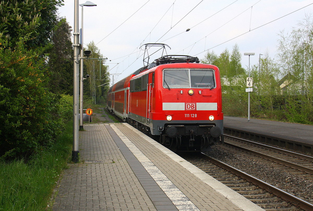 111 128 DB  kommt mit dem RE4 Verstärkerzug von Düsseldorf-Hbf nach Aachen-Hbf und kommt aus Richtung Neuss-Hbf,Mönchengladbach-Hbf,Rheydt-Hbf,Wickrath,Beckrath,Herrath und fährt in Erkelenz ein und fährt dann weiter in Richtung Baal,Hückelhoven-Baal,Brachelen,Lindern,Süggerrath,Geilenkirchen,Frelenberg,Zweibrüggen,Übach-Palenberg,Rimburg,Finkenrath,Hofstadt,Herzogenrath, Kohlscheid,Richterich,Laurensberg,Aachen-West,Aachen-Schanz,Aachen-Hbf. 
Aufgenommen vom Bahnsteig 1 in Erkelenz.
Bei Sonne und Wolken am Nachmittag vom 11.4.2017. 