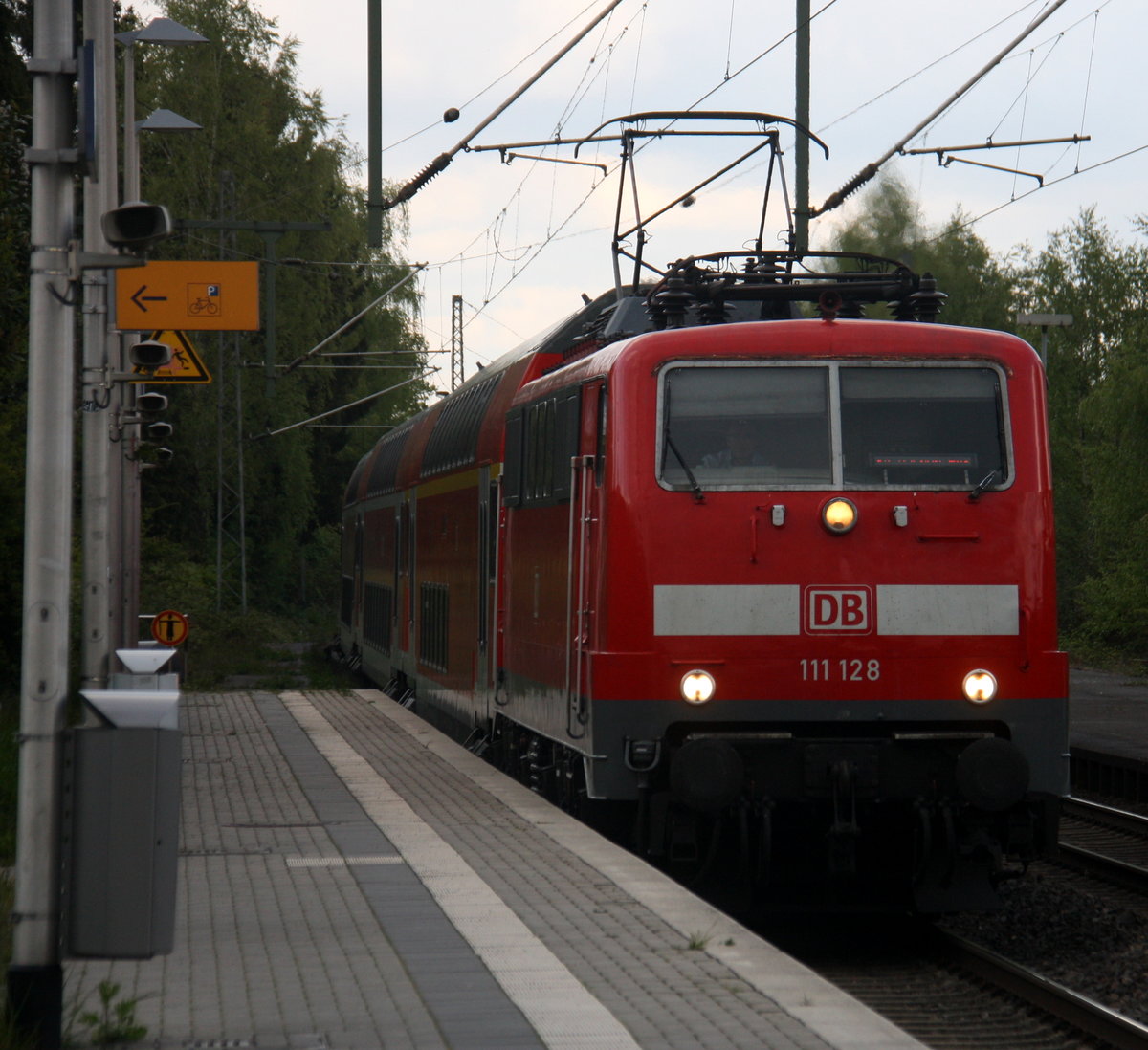 111 128 DB kommt mit einem Verstärkerzug von Düsseldorf-Hbf nach Aachen-Hbf und kommt aus Richtung Neuss-Hbf,Mönchengladbach-Hbf,Rheydt-Hbf,Wickrath,Beckrath,Herrath und fährt in Erkelenz ein und fährt dann weiter in Richtung Baal,Hückelhoven-Baal,Brachelen,Lindern,Süggerrath,Geilenkirchen,Frelenberg,Zweibrüggen,Übach-Palenberg,Rimburg,Finkenrath,Hofstadt,Herzogenrath, Kohlscheid,Richterich,Laurensberg,Aachen-West,Aachen-Schanz,Aachen-Hbf. 
Aufgenommen vom Bahnsteig 1 in Erkelenz. 
Bei schönem Sonnenschein und Wolken am Abend vom  26.4.2017.