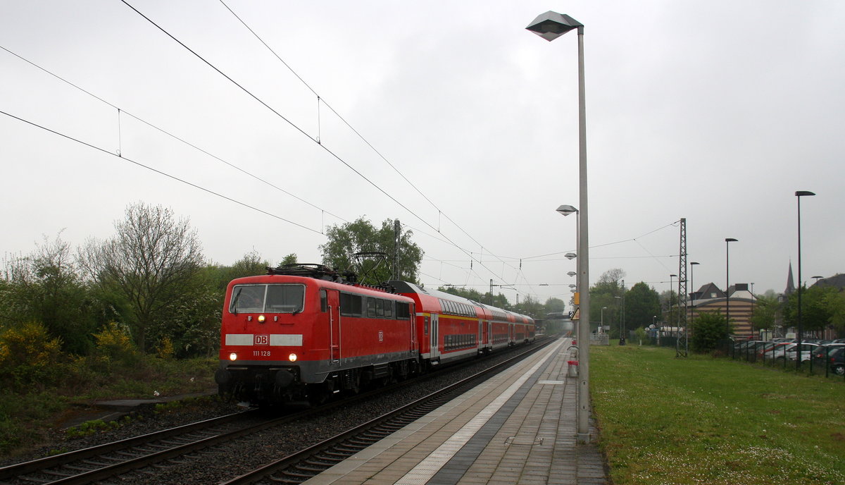 111 128 DB kommt mit dem RE4 Verstärkerzug von Düsseldorf-Hbf nach Aachen-Hbf und kommt aus Richtung Neuss-Hbf,Mönchengladbach-Hbf,Rheydt-Hbf,Wickrath,Beckrath,Herrath,Erkelenz,Baal,Hückelhoven-Baal,Brachelen,Lindern,Süggerath,Geilenkirchen,Frelenberg,Zweibrüggen und hilt in Übach-Palenberg und fährt in Richtung Rimburg,Finkenrath,Hofstadt,Herzogenrath, Kohlscheid,Richterich,Laurensberg,Aachen-West,Aachen-Schanz,Aachen-Hbf.
Aufgenommen von Bahnsteig 2 von Übach-Palenberg. 
Bei Regenwetter am Nachmittag vom 8.5.2017.