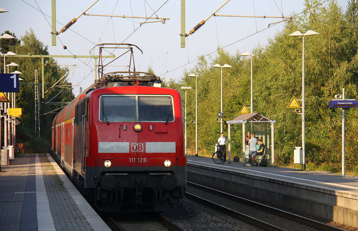 111 128 DB kommt mit dem RE4 von Dortmund-HBf nach Aachen-Hbf und kommt aus Richtung Neuss-Hbf,Mönchengladbach-Hbf,Rheydt-Hbf,Wickrath,Beckrath,Herrath und fährt in Erkelenz ein und fährt dann weiter in Richtung Baal,Hückelhoven-Baal,Brachelen,Lindern,Süggerrath,Geilenkirchen,Frelenberg,Zweibrüggen,Übach-Palenberg,Rimburg,Finkenrath,Hofstadt,Herzogenrath, Kohlscheid,Richterich,Laurensberg,Aachen-West,Aachen-Schanz,Aachen-Hbf. 
Aufgenommen vom Bahnsteig 1 in Erkelenz.
Bei Sommerwetter am 14.9.2016.