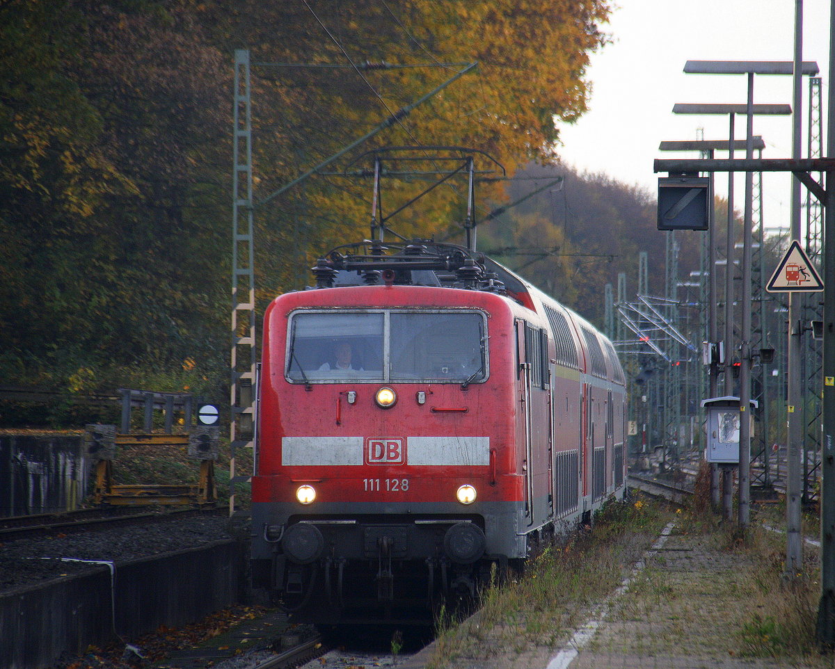 111 128 DB zieht den RE4 aus Dortmund-Hbf nach Aachen-Hbf und hält in Aachen-West und fährt in Richtung Aachen-Schanz,Aachen-Hbf. 
Aufgenommen vom Bahnsteig in Aachen-West.
Bei Sonnenschein und Wolken am Kalten Nachmittag vom 3.11.2016.