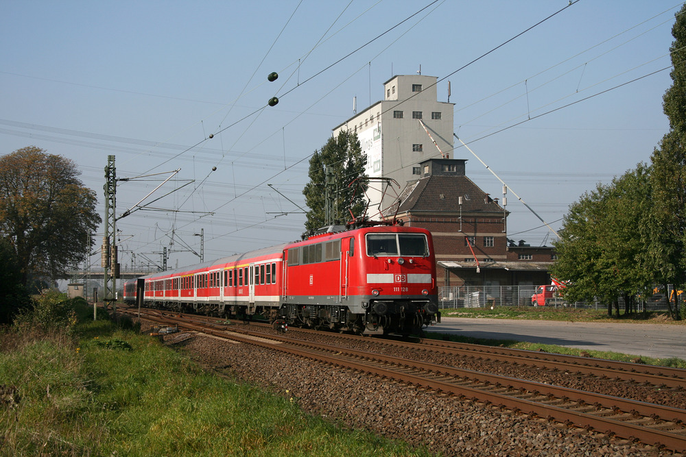111 128 mit einem n-Wagenpark am 12. Oktober 2010 in Nievenheim.