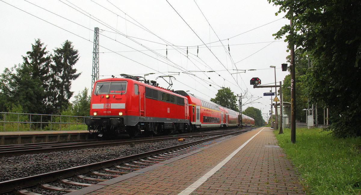 111 129 DB kommt die Kohlscheider-Rampe hoch aus Richtung Neuss,Herzogenrath mit dem RE4 aus Dortmund-Hbf nach Aachen-Hbf und fährt durch Kohlscheid in Richtung Richterich,Laurensberg,Aachen-West. 
Aufgenommen von Bahnsteig 1 in Kohlscheid.
Bei Regenwetter am Nachmittag vom 14.6.2018.