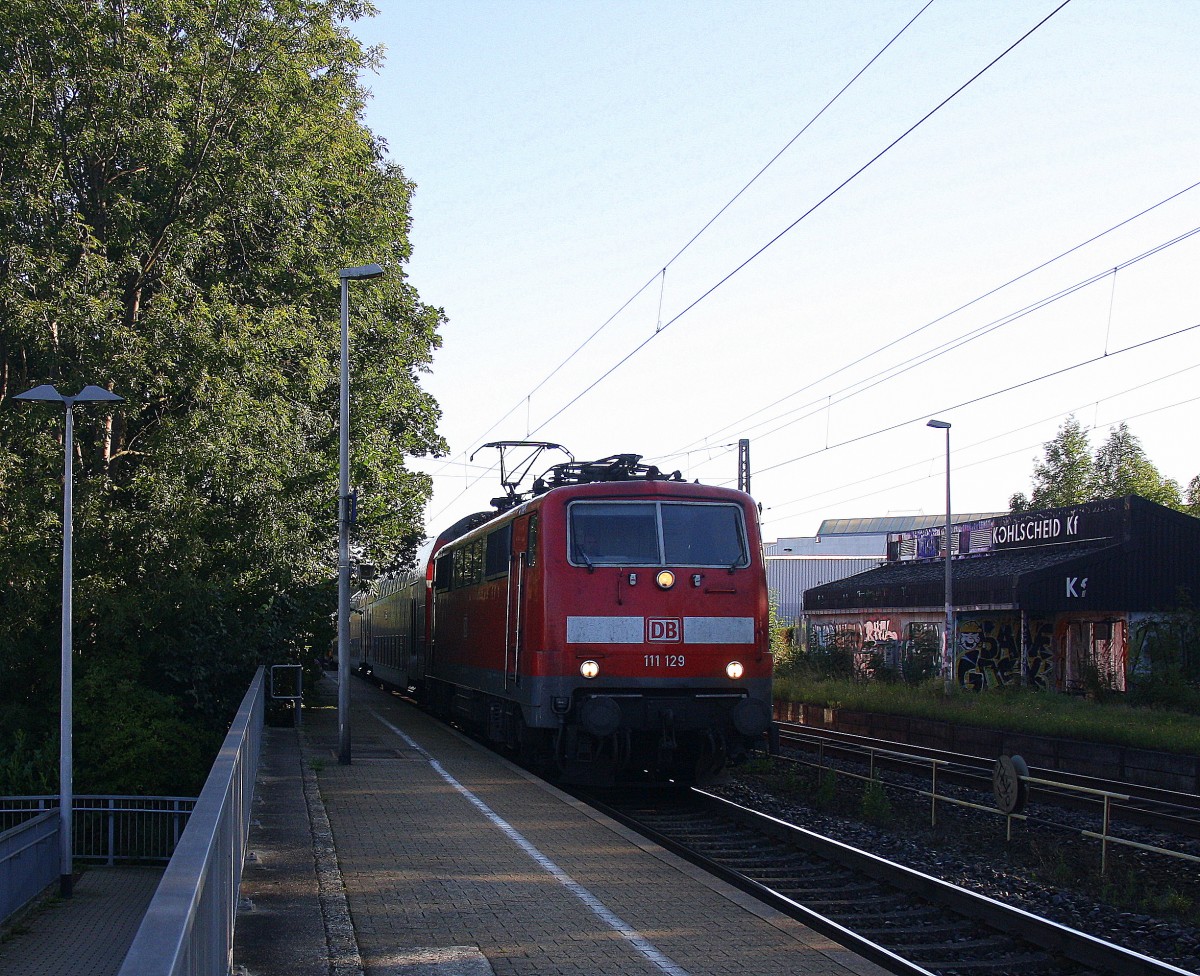 111 129 DB  kommt die Kohlscheider-Rampe hoch aus Richtung Neuss,Herzogenrath mit dem RE4 aus Dortmund-Hbf-Aachen-Hbf und fährt durch Kohlscheid in Richtung Richterich,Laurensberg,Aachen-West bei schönem Sonnenschein am Morgen vom 20.8.2014.