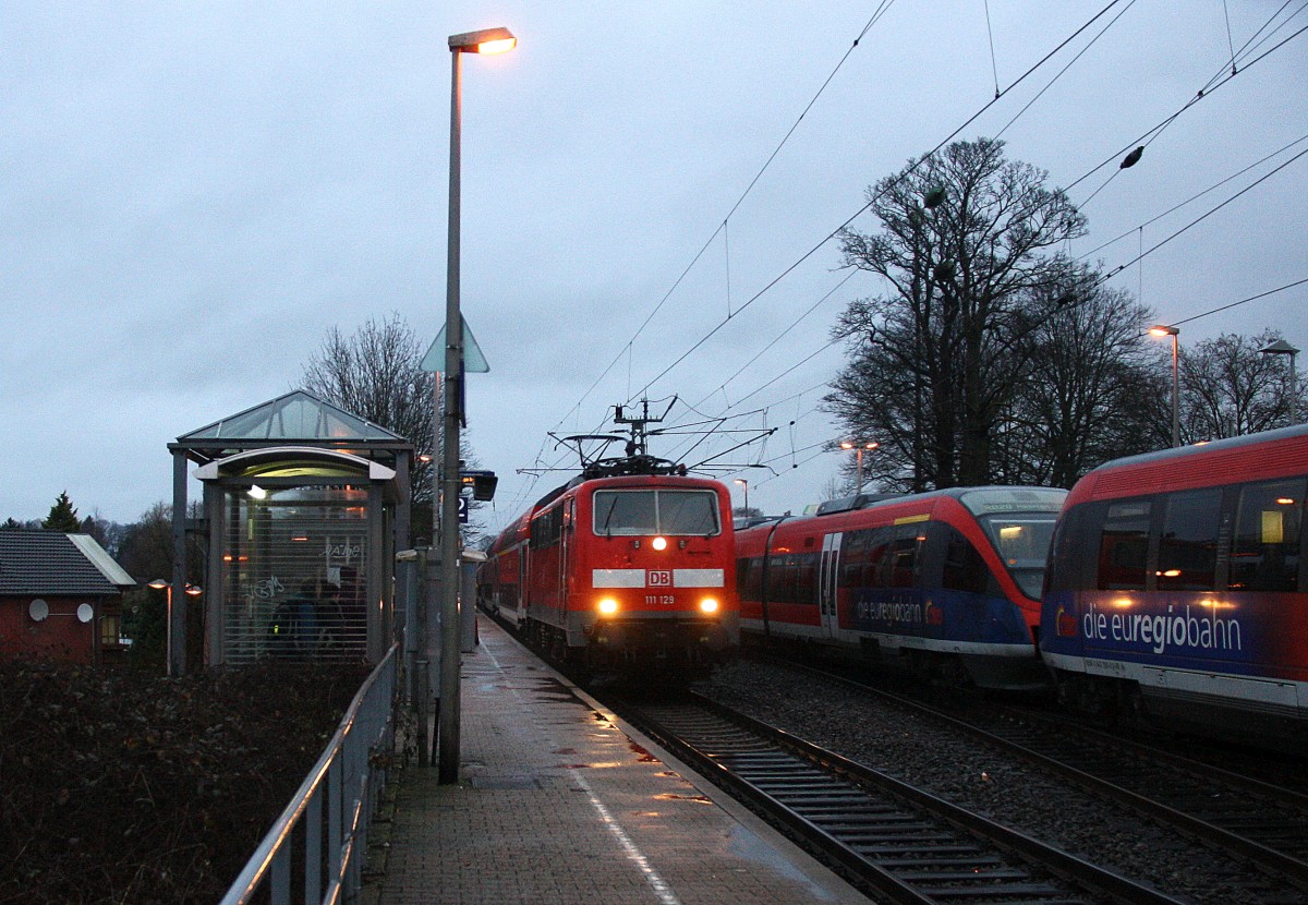111 129 DB kommt die Kohlscheider-Rampe hoch aus Richtung Neuss,Herzogenrath mit dem RE4 aus Dortmund-Hbf-Aachen-Hbf und fährt durch Kohlscheid in Richtung Richterich,Laurensberg,Aachen-West.
Bei Regenwetter am Morgen vom 8.1.2015.