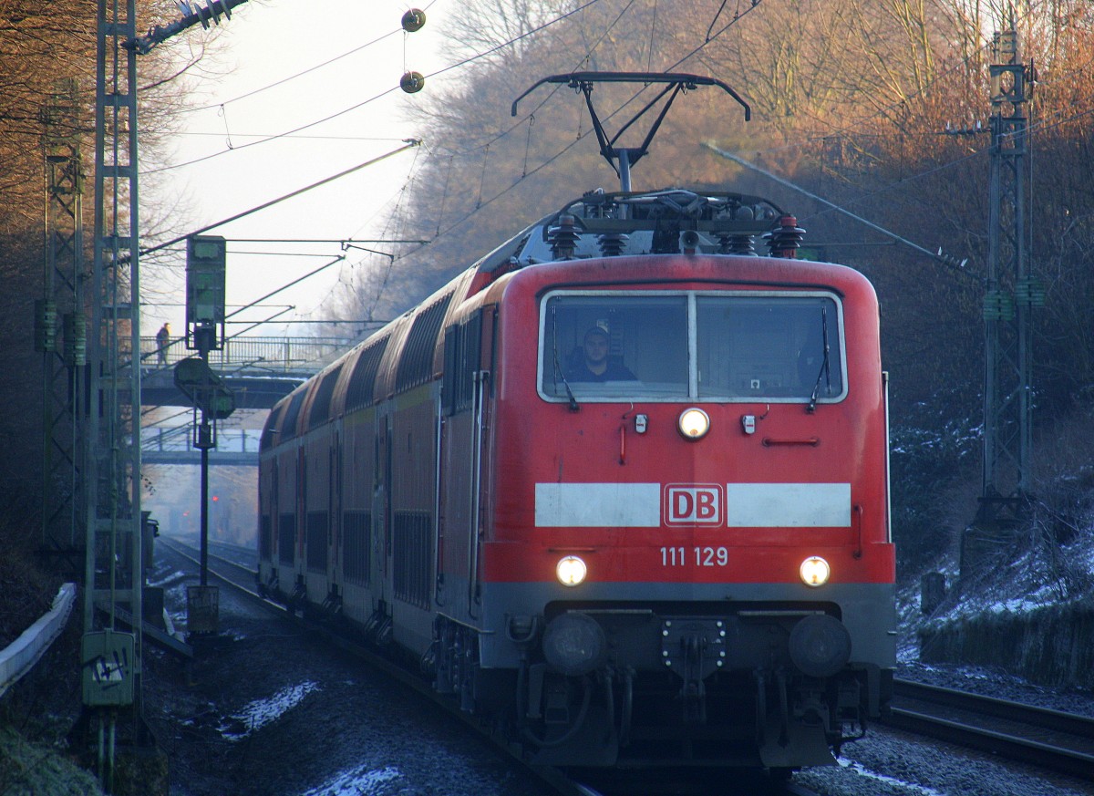 111 129  DB kommt die Kohlscheider-Rampe hoch aus Richtung Neuss,Herzogenrath mit dem RE4 aus Dortmund-Hbf nach Aachen-Hbf und hält in Kohlscheid und fährt dann weiter in Richtung Richterich,Laurensberg,Aachen-West,Aachen-Schanz,Aachen-Hbf. Aufgenommen vom Bahnsteig 2 in Kohlscheid. 
Bei Sonne und Schnee am Kalten Morgen vom 17.2.2016.