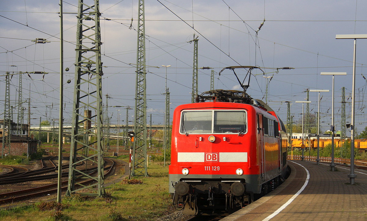 111 129 DB kommt mit einem Verstärkerzug von Düsseldorf-Hbf nach Aachen-Hbf und kommt aus Düsseldorf und fährt in Neuss-Hbf ein und hilt in Neuss-Hbf  und fährt dann weiter in Richtung Mönchengladbach-Hbf,Rheydt-Hbf,Wickrath,Beckrath,Herrath,Erkelenz,Baal,Hückelhoven-Baal,Brachelen,Lindern,Süggerath,Geilenkirchen,Frelenberg,Zweibrüggen,Übach-Palenberg,Rimburg,Finkenrath,Hofstadt,Herzogenrath, Kohlscheid,Richterich,Laurensberg,Aachen-West,Aachen-Schanz,Aachen-Hbf. 
Aufgenommen vom Bahnsteig 8 von Neuss-Hbf.
Bei schönem Sonnenschein und Wolken am Abend vom 27.4.2017.