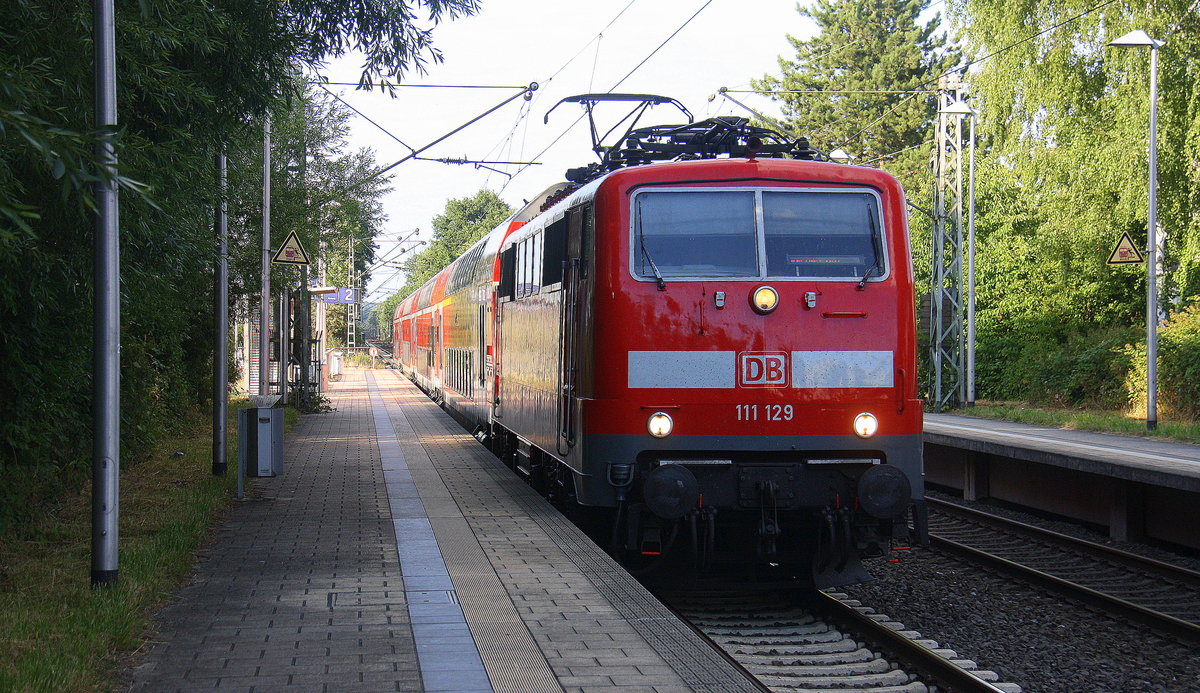 111 129 DB kommt mit dem RE4 Verstärkerzug von Düsseldorf-Hbf nach Aachen-Hbf und kommt aus Richtung Rheydt,Wickrath,Beckrath,Herrath,Erkelenz,Baal,Hückelhoven-Baal und hält in Brachelenund fährt dann weiter in Richtung Lindern,Süggerrath,Geilenkirchen,Frelenberg,Zweibrüggen,Übach-Palenberg,Rimburg,Finkenrath,Hofstadt,Herzogenrath, Kohlscheid,Richterich,Laurensberg,Aachen-West,Aachen-Schanz,Aachen-Hbf. 
Aufgenommen vom Bahnsteig 2 in Brachelen. 
Bei Sommerwetter am Abend vom 3.7.2017.