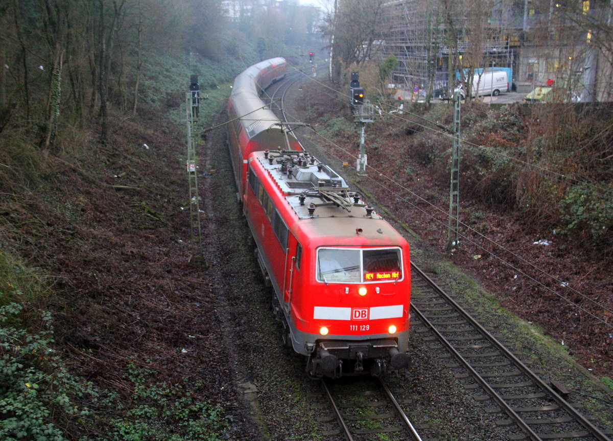 111 129 DB kommt mit dem RE4 von Dortmund-HBf nach Aachen-Hbf und kommt aus Richtung Neuss-Hbf,Mönchengladbach-Hbf,Rheydt-Hbf,Wickrath,Beckrath,Herrath,Erkelenz,Baal,Hückelhoven-Baal,Brachelen,Lindern,Süggerath,Geilenkirchen,Frelenberg,Zweibrüggen,Übach-Palenberg,Rimburg,Finkenrath,Hofstadt,Herzogenrath, Kohlscheid,Richterich,Laurensberg,Aachen-West,Aachen-Schanz und fährt in Richtung Aachen-Hbf. 
Aufgenommen von einer Brücke von der Weberstraße in Aachen. 
Am Kalten Morgen vom 7.1.2019.