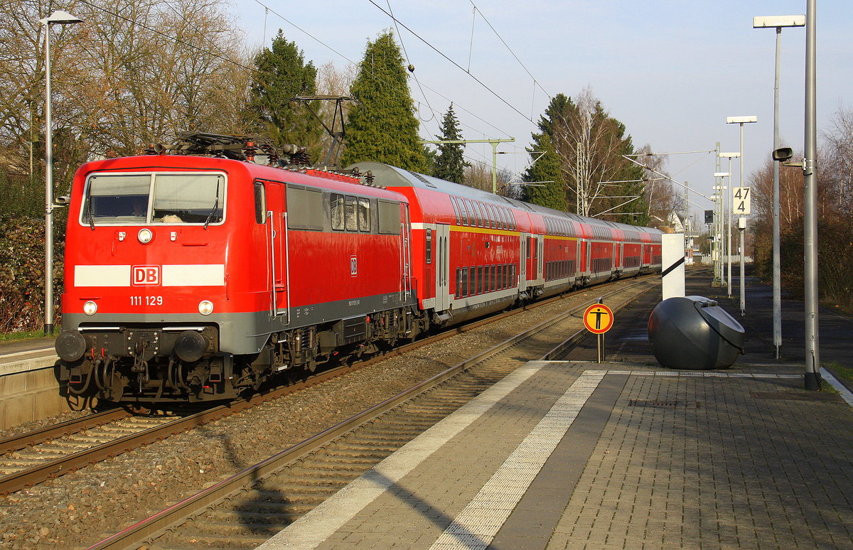 111 129 DB kommt mit dem RE4 von Dortmund-HBf nach Aachen-Hbf und kommt aus Richtung Neuss-Hbf,Mönchengladbach-Hbf,Rheydt-Hbf,Wickrath,Beckrath,Herrath und fährt in Erkelenz ein und fährt dann weiter in Richtung Baal,Hückelhoven-Baal,Brachelen,Lindern,Süggerrath,Geilenkirchen,Frelenberg,Zweibrüggen,Übach-Palenberg,Rimburg,Finkenrath,Hofstadt,Herzogenrath, Kohlscheid,Richterich,Laurensberg,Aachen-West,Aachen-Schanz,Aachen-Hbf. 
Aufgenommen vom Bahnsteig 2 in Erkelenz. 
Bei Schöem Sonnenschein am Mittag vom 10.12.2016. 
