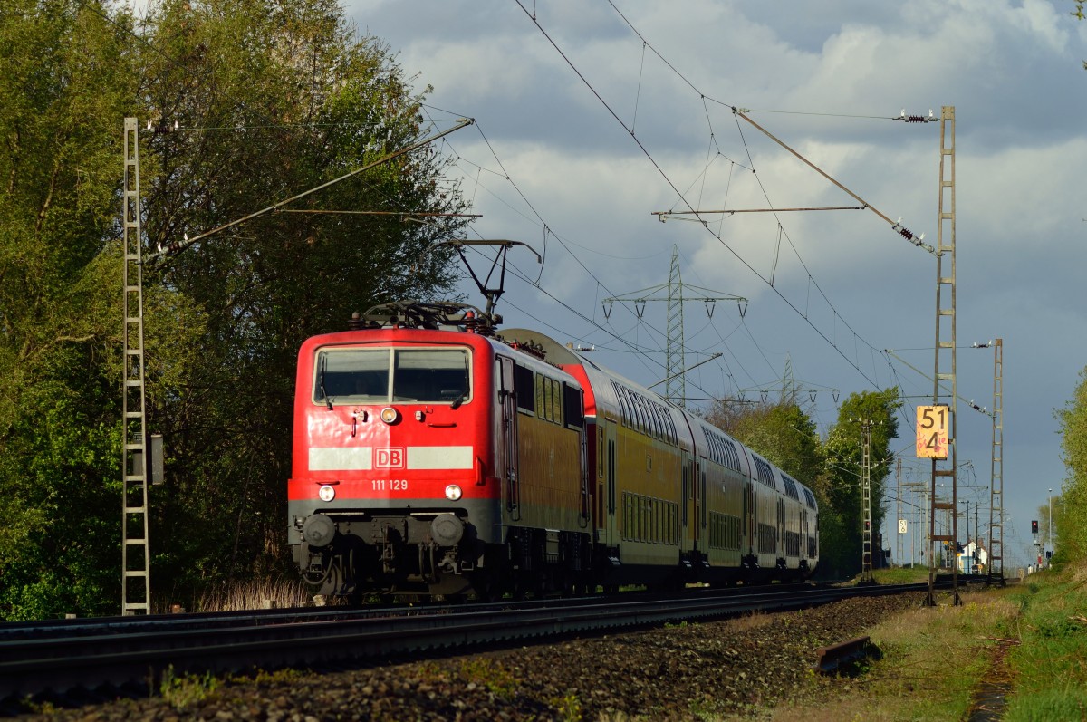 111 129 mit einem RE4 Zug nach Aachen in Herrath. 14.4.2014