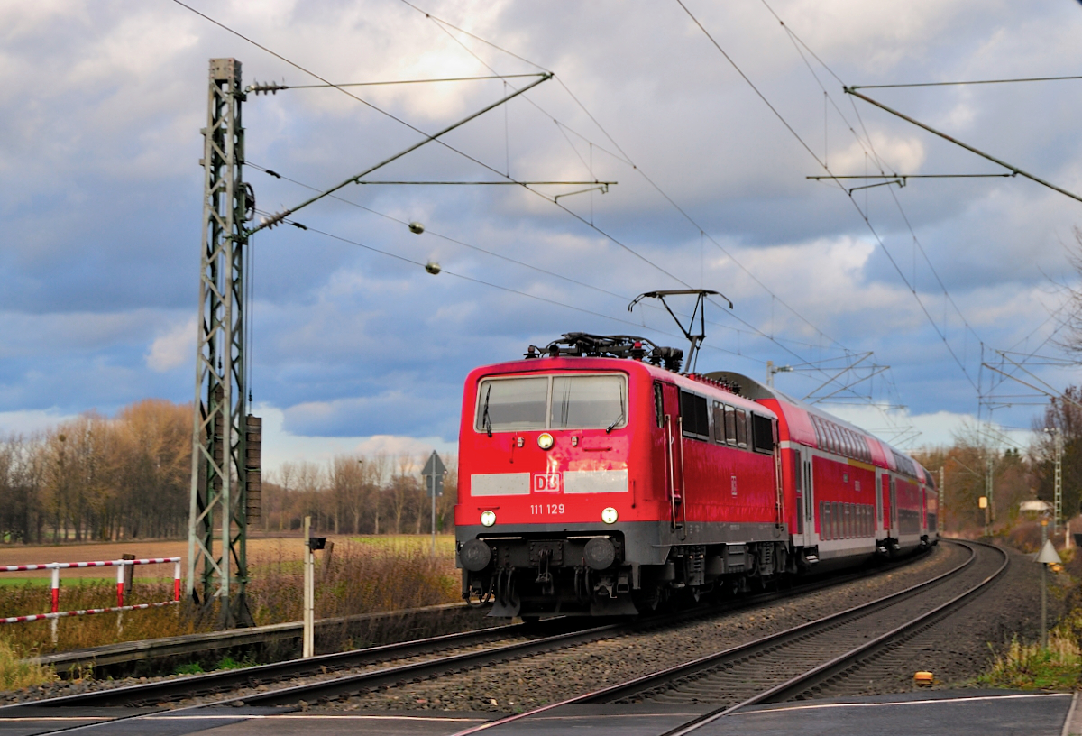 111 129 mit RE 4, am 8.1.2014 auf der KBS 485, beim BÜ Km 21,631 Rimburg nach Aachen