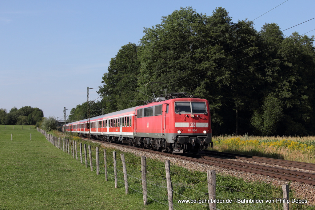 111 130-1 (DB) fhrt am 22. August 2013 um 17:10 Uhr mit einem Regionalexpress durch Grokarolinenfeld